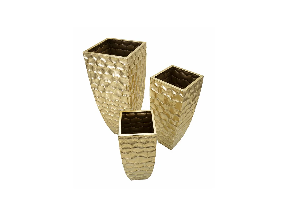 Juego de 3 elegantes jarrones cuadrados de metal dorado: trío con decoraciones irregulares en relieve de estilo glamuroso.