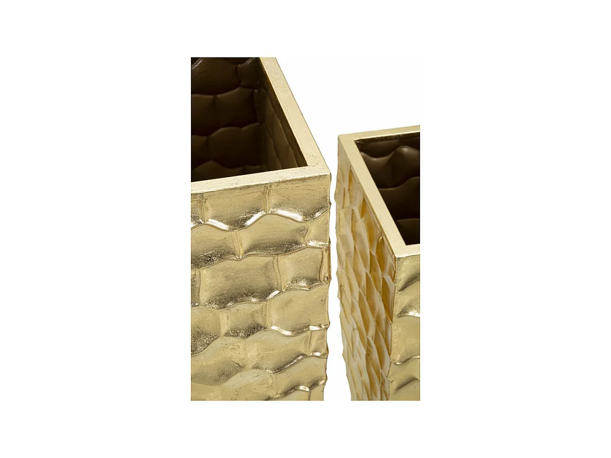 Juego de 3 elegantes jarrones cuadrados de metal dorado: trío con decoraciones irregulares en relieve de estilo glamuroso.