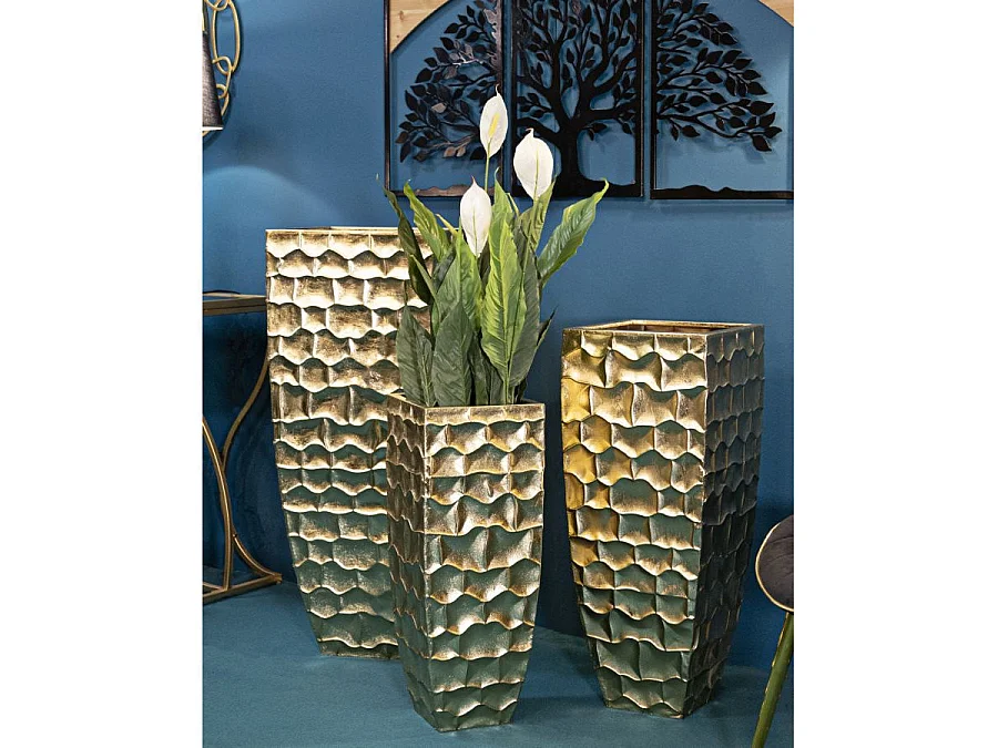 Juego de 3 elegantes jarrones cuadrados de metal dorado: trío con decoraciones irregulares en relieve de estilo glamuroso.