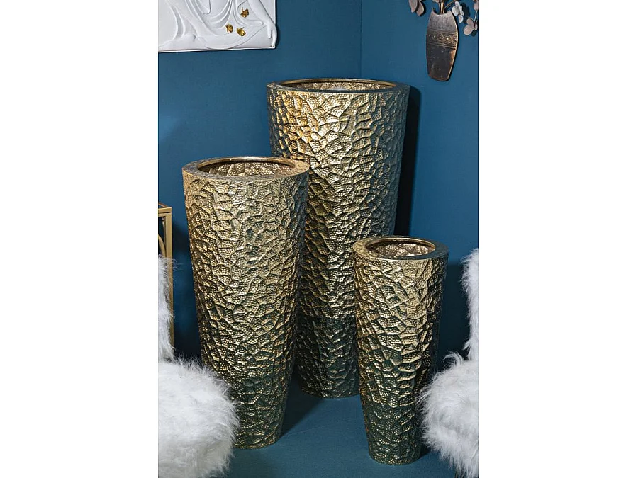 Conjunto de 3 vasos redondos esmaltados em metal dourado - Trio com decorações em relevo irregular em estilo glamoroso