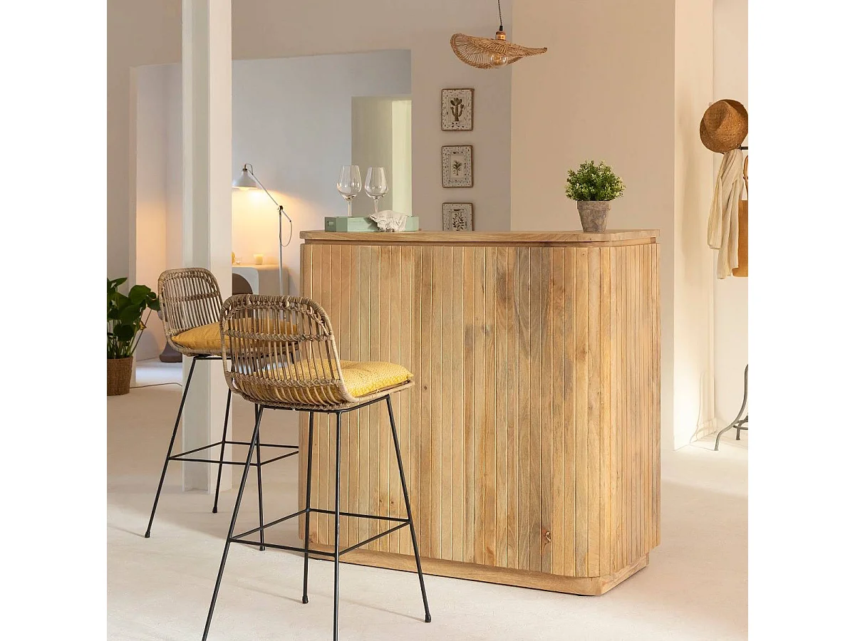 Mueble bar de madera de mango Lou Le Bar Lou con prácticos espacios de almacenamiento y diseño elegante