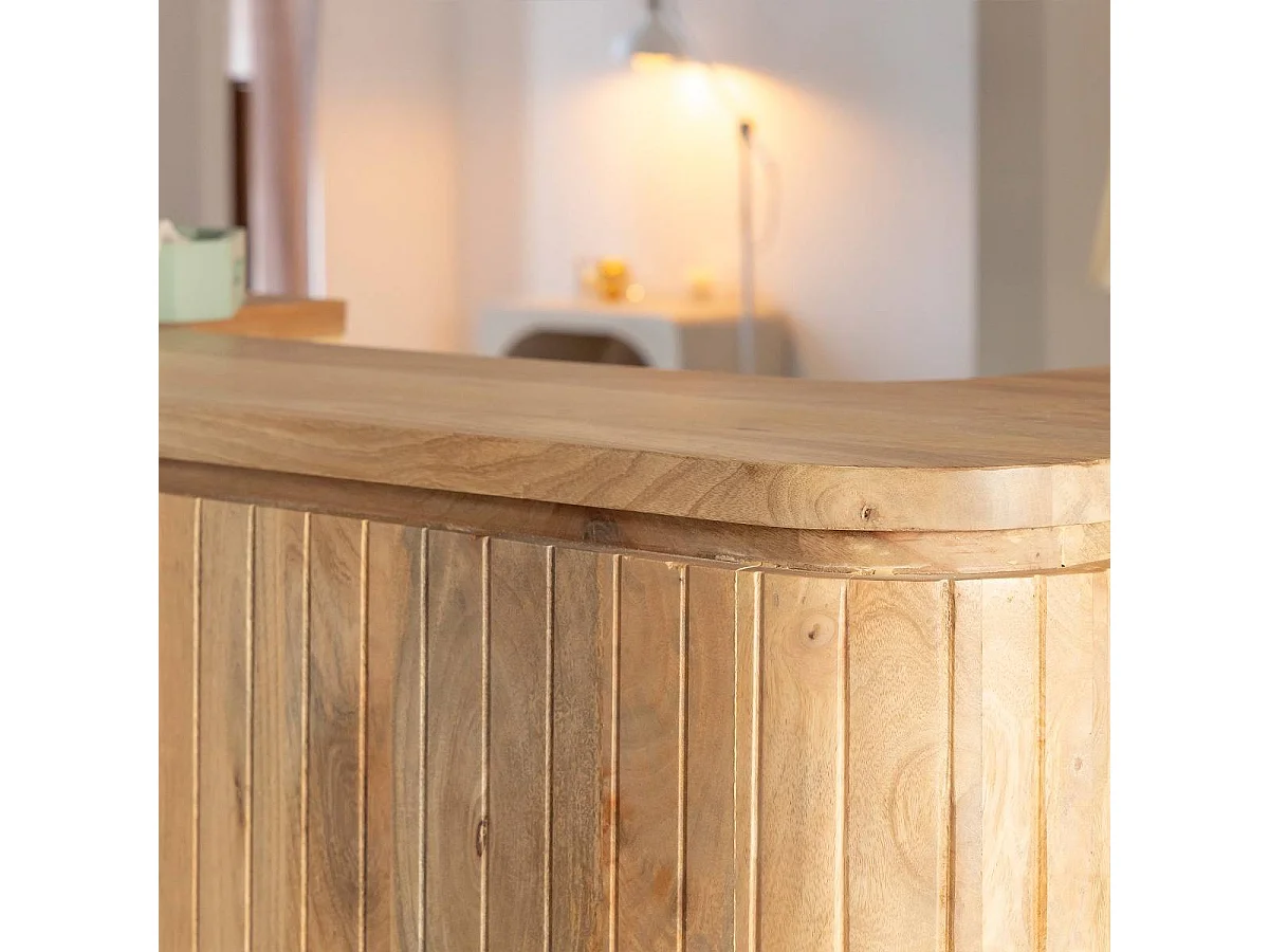 Mueble bar de madera de mango Lou Le Bar Lou con prácticos espacios de almacenamiento y diseño elegante