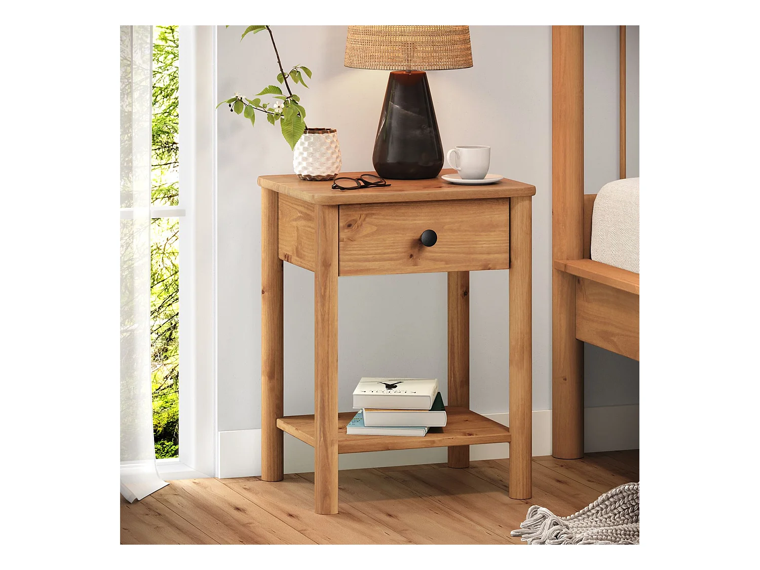 Table de chevet APOANA avec 1 tiroir et 1 tablette, dimensions montées 45 x 55 x 35 cm, pin massif coloris chêne, style naturel