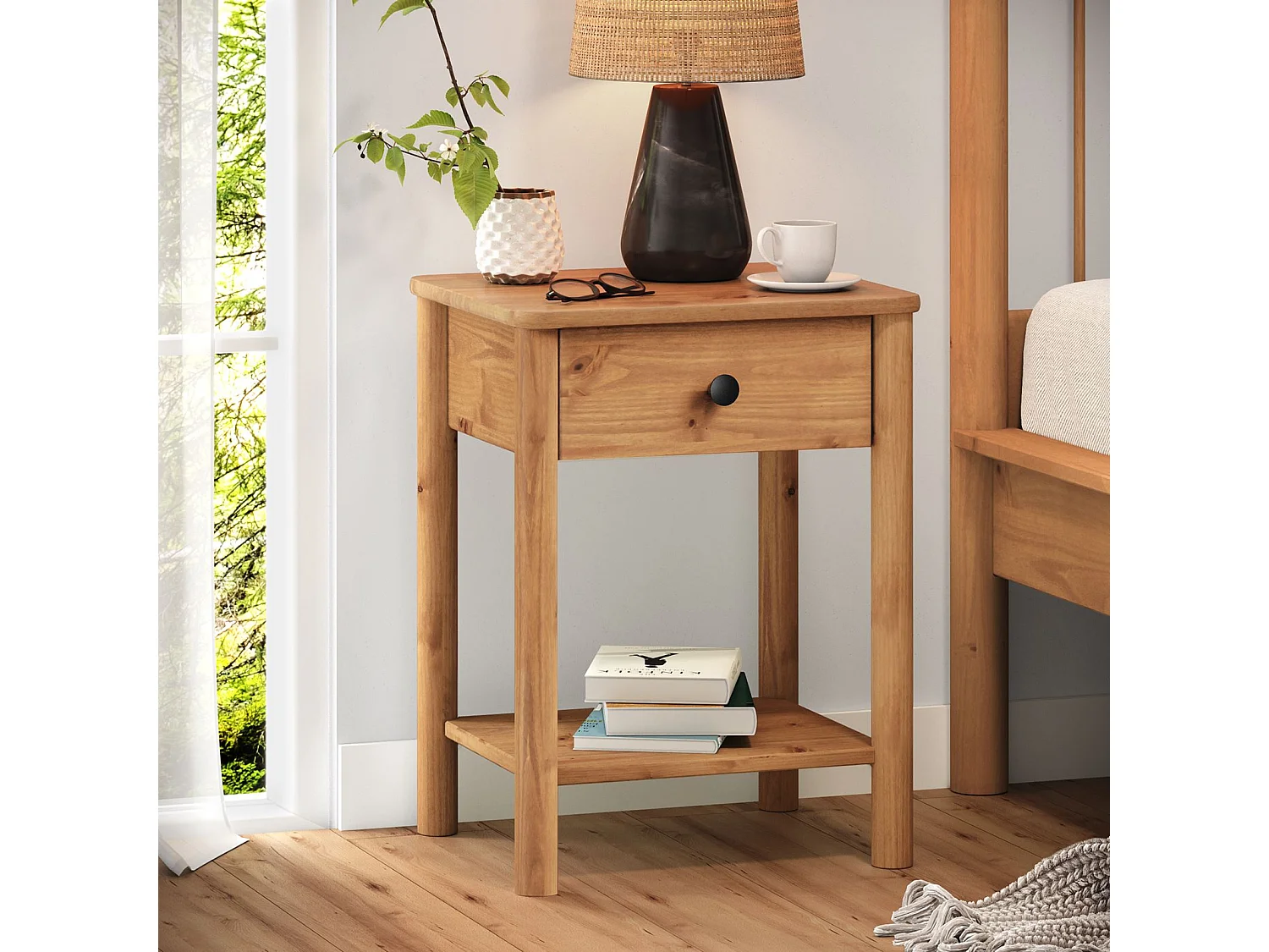 Table de chevet APOANA avec 1 tiroir et 1 tablette, dimensions montées 45 x 55 x 35 cm, pin massif coloris chêne, style naturel