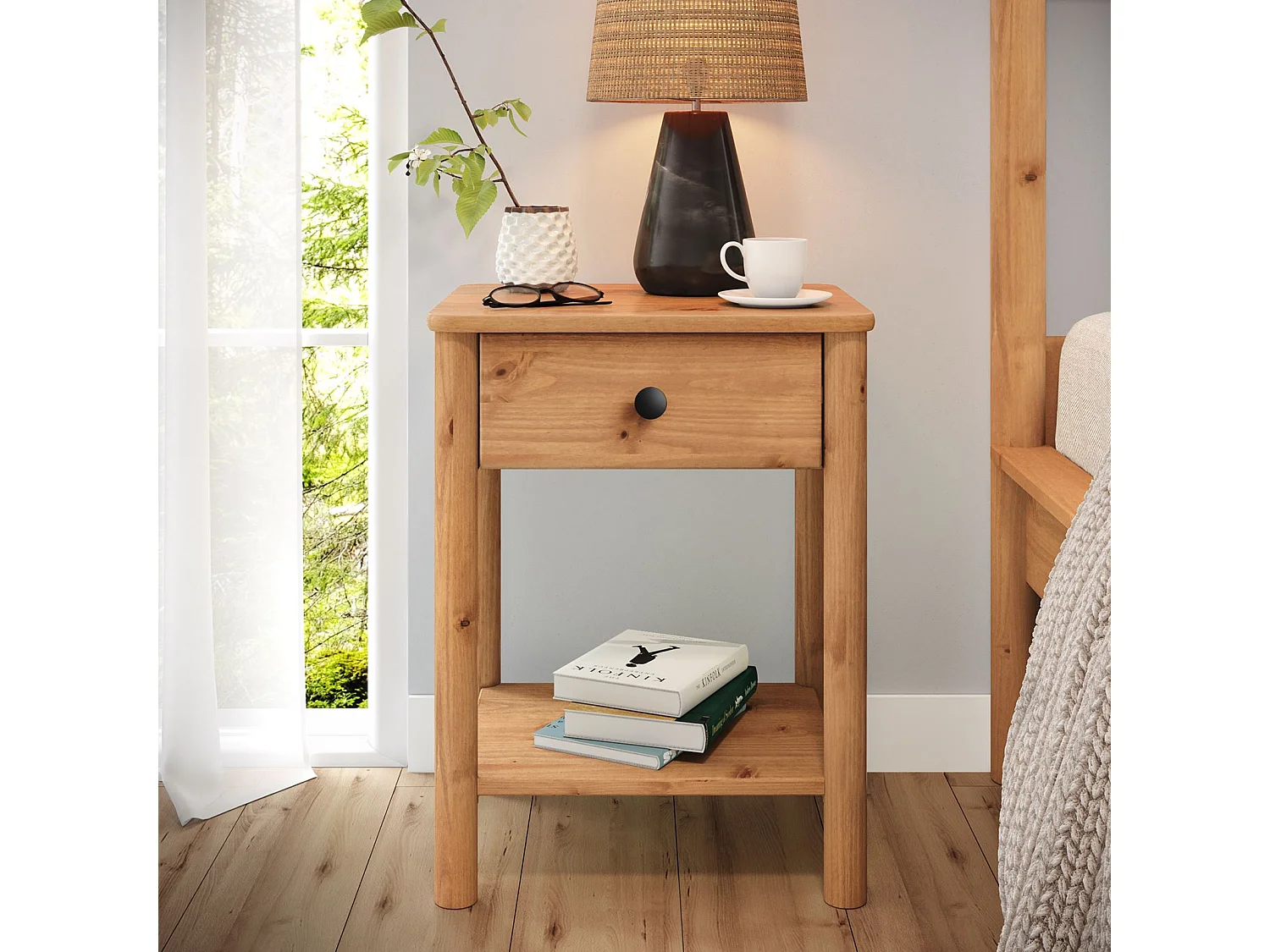 Table de chevet APOANA avec 1 tiroir et 1 tablette, dimensions montées 45 x 55 x 35 cm, pin massif coloris chêne, style naturel