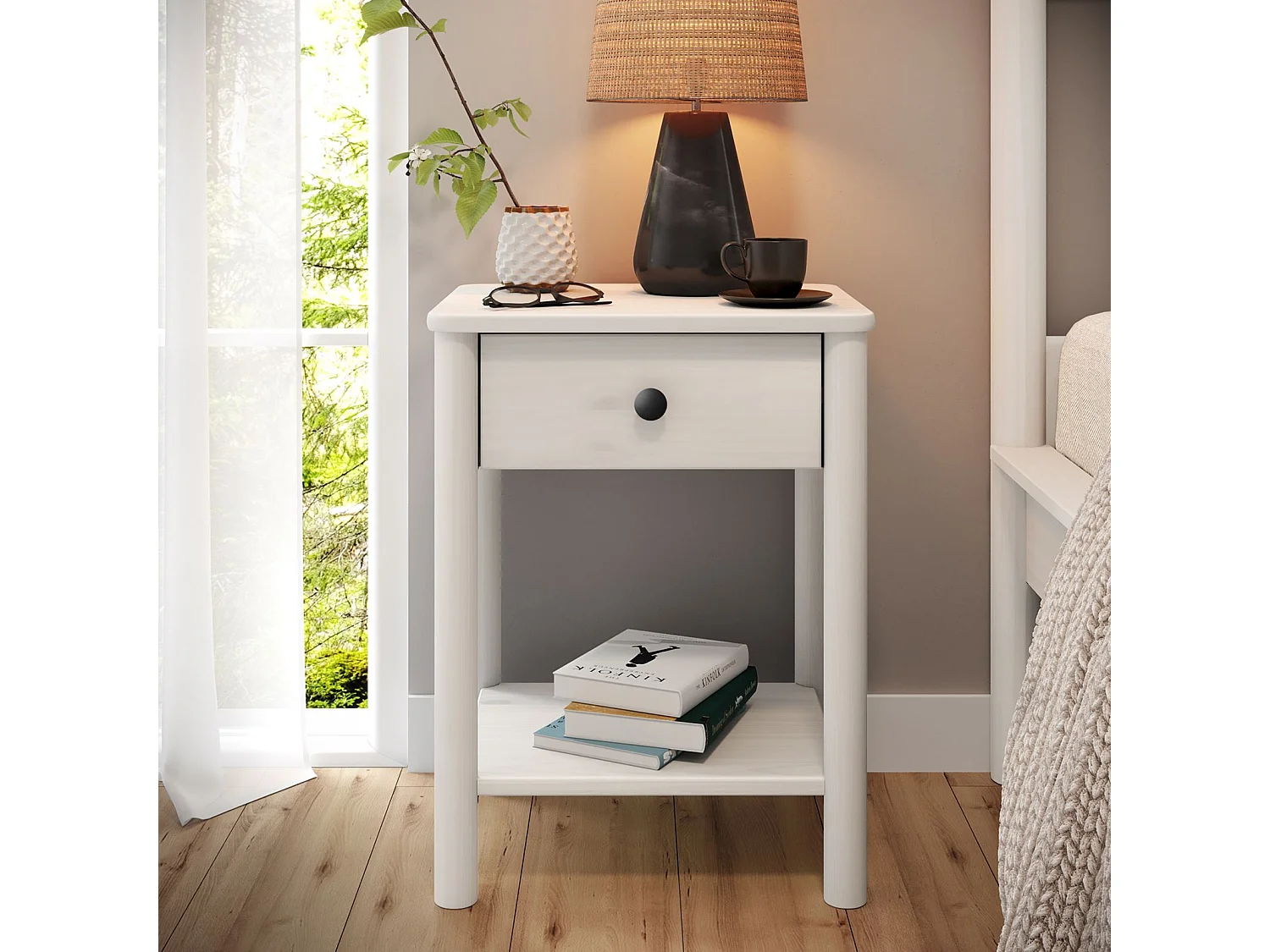 Table de chevet APOANA avec 1 tiroir et 1 tablette, dimensions montées 45 x 55 x 35 cm, pin massif blanc,  style naturel