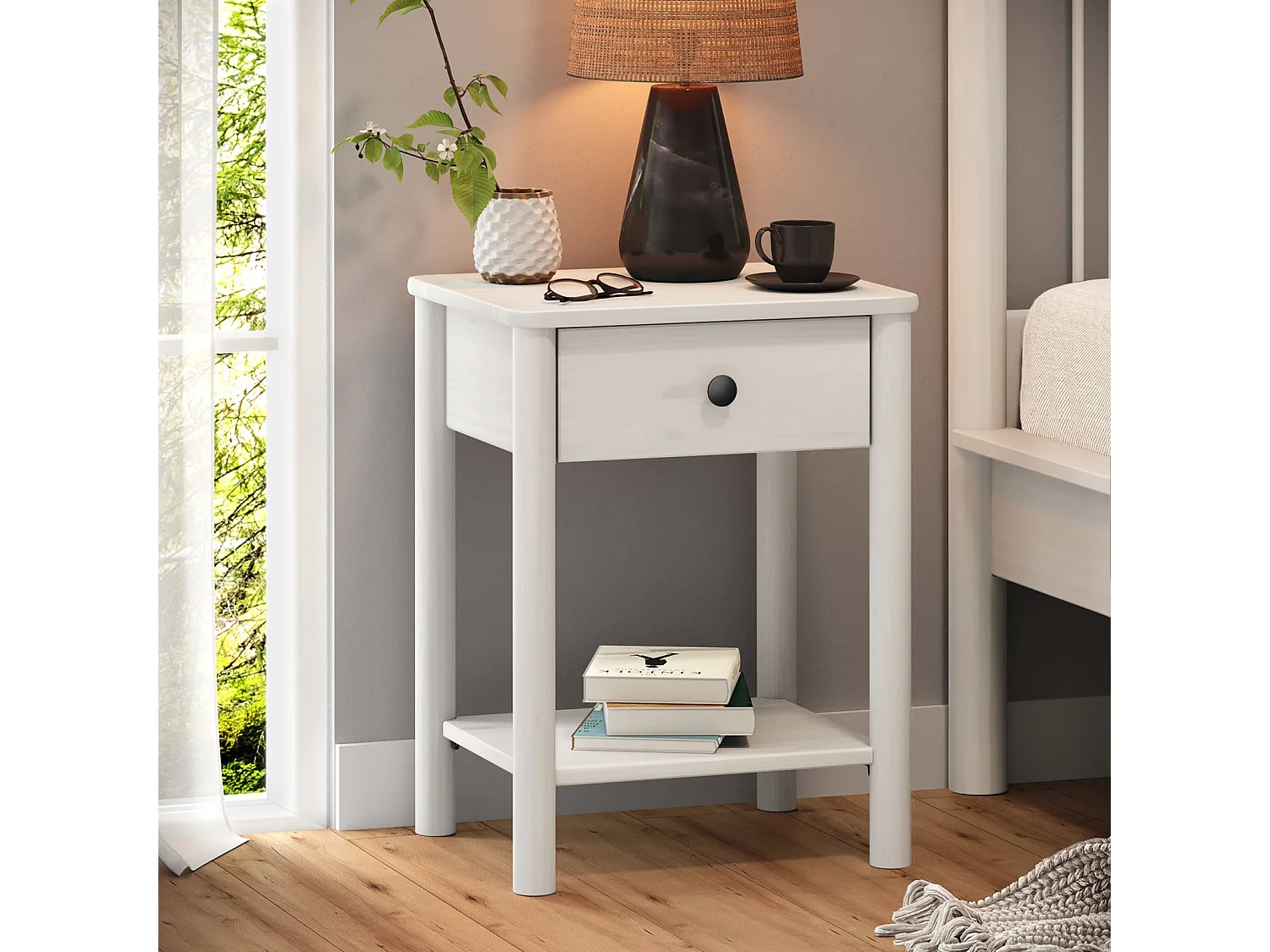 Table de chevet APOANA avec 1 tiroir et 1 tablette, dimensions montées 45 x 55 x 35 cm, pin massif blanc,  style naturel