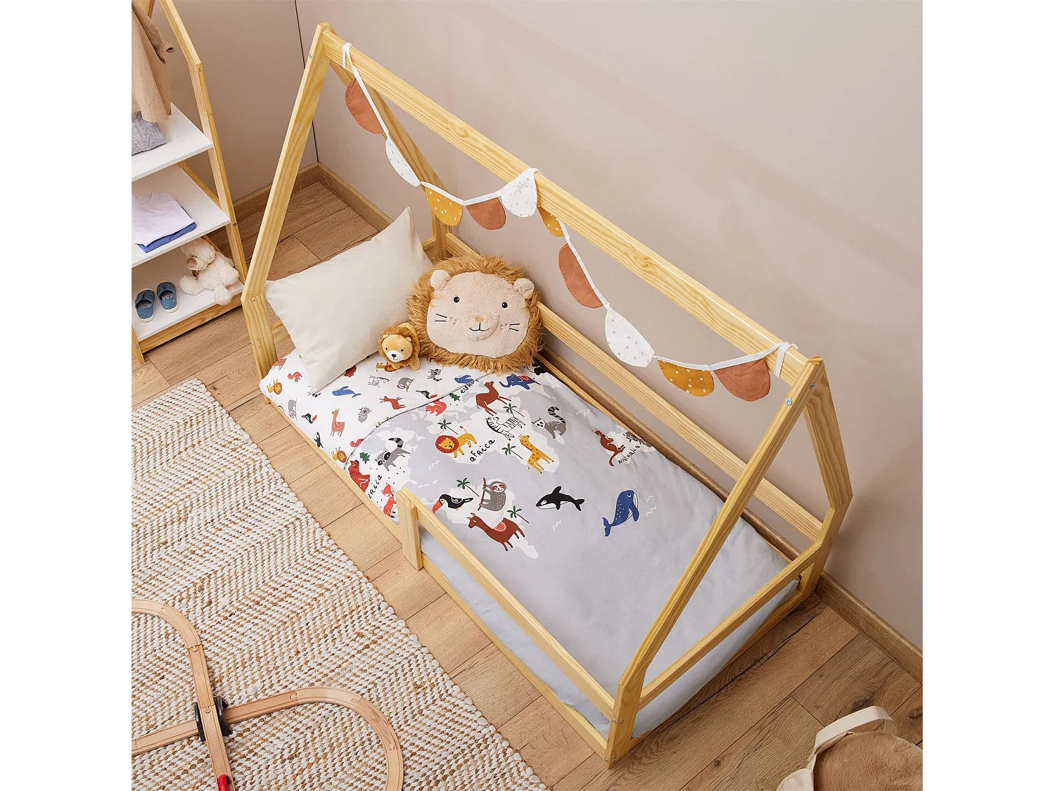 Lit cabane TAMI 70x140 cm, lit simple 1 place pour bébé ou enfant de type Montessori, en pin massif naturel