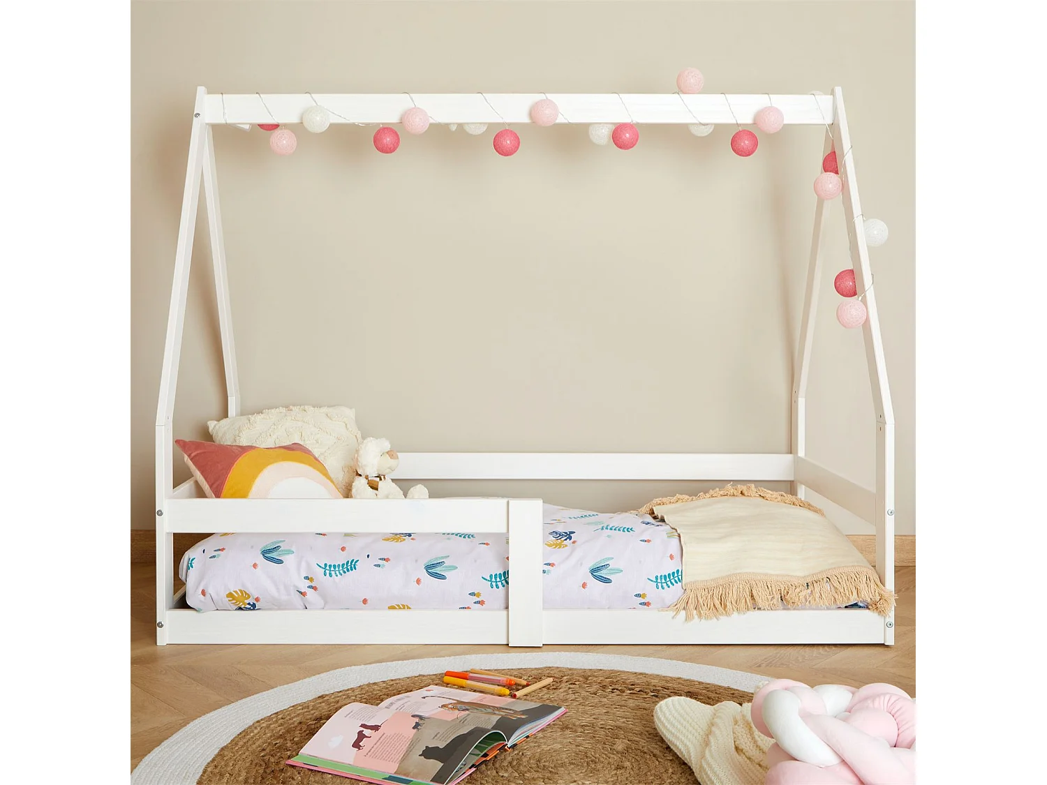 Lit cabane LUSIA 80x160 cm, lit simple 1 place pour bébé ou enfant de type Montessori, en pin massif lasuré blanc