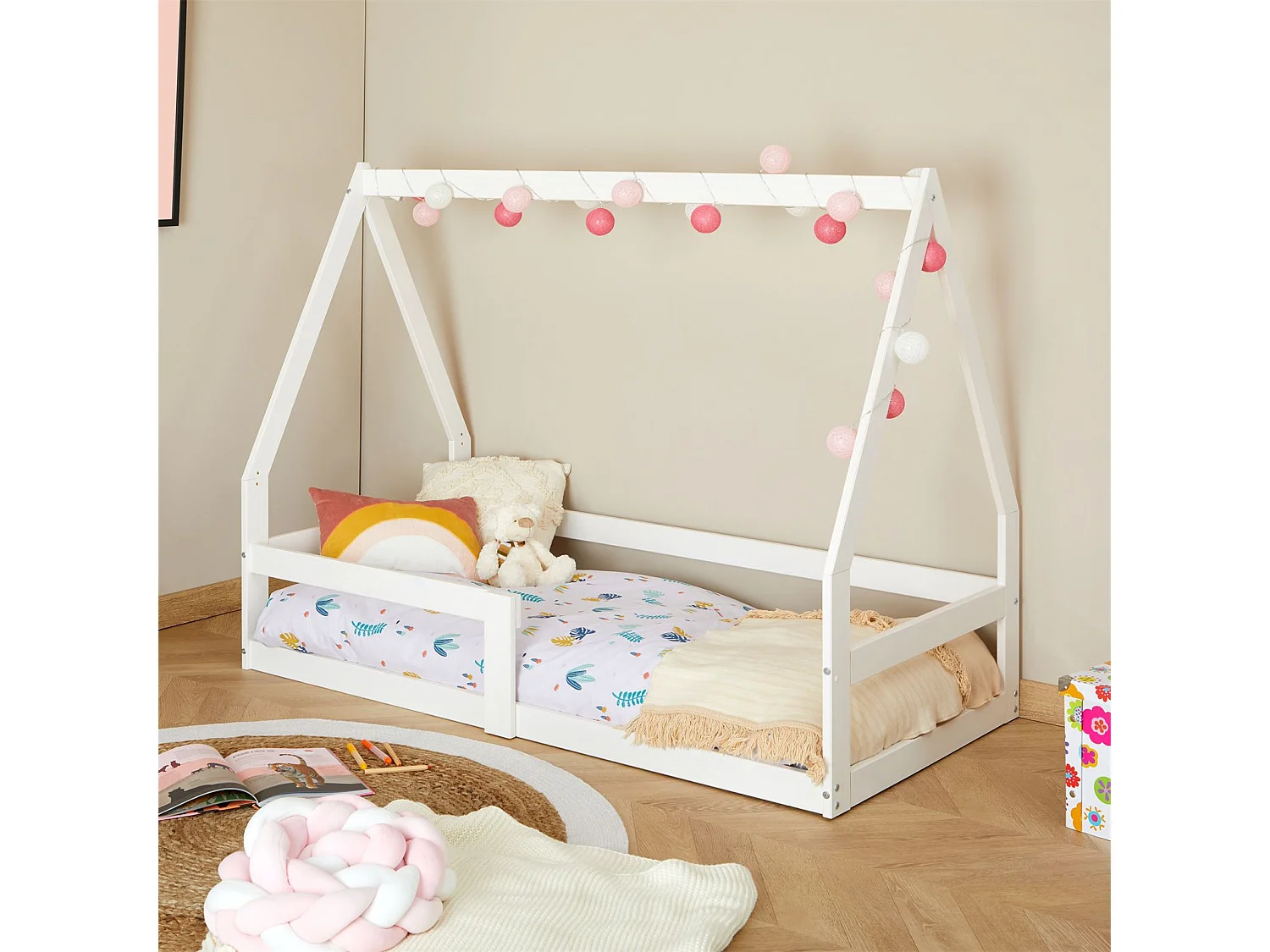 Lit cabane LUSIA 80x160 cm, lit simple 1 place pour bébé ou enfant de type Montessori, en pin massif lasuré blanc