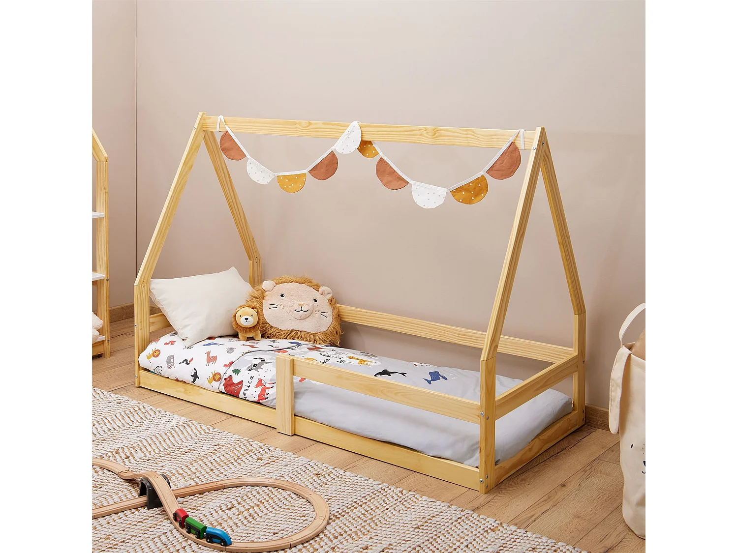 Lit cabane LUSIA 80x160 cm, lit simple 1 place pour bébé ou enfant de type Montessori, en pin massif à la finition naturelle
