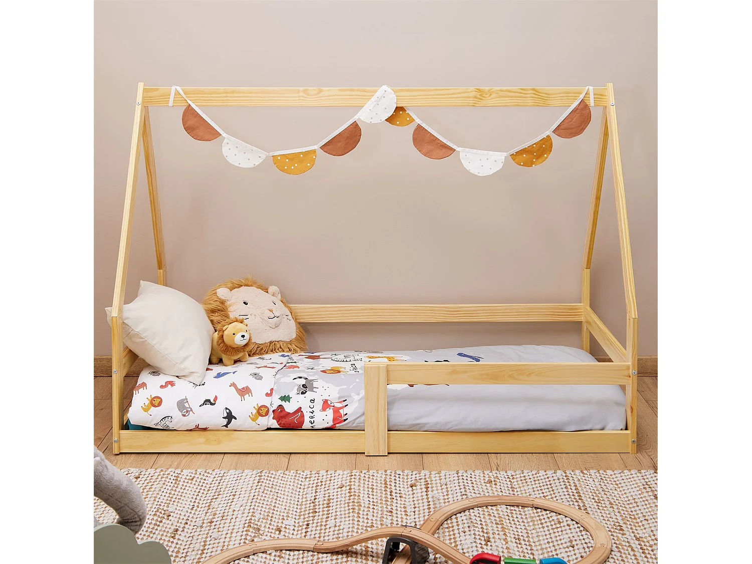 Lit cabane LUSIA 80x160 cm, lit simple 1 place pour bébé ou enfant de type Montessori, en pin massif à la finition naturelle