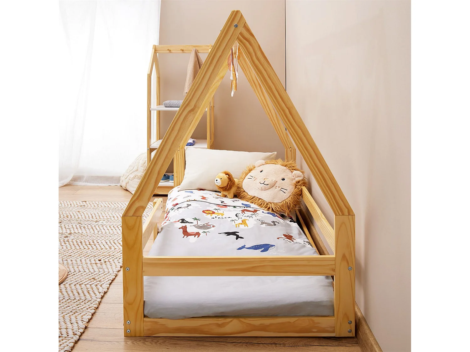Lit cabane LUSIA 80x160 cm, lit simple 1 place pour bébé ou enfant de type Montessori, en pin massif à la finition naturelle