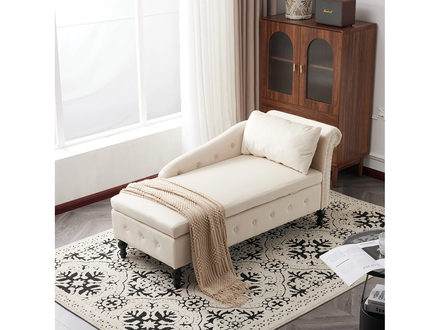 Divano chaise longue in velluto - chaise longue 144x62x69cm - con finiture borchiate e puntine, bracciolo destro - Beige