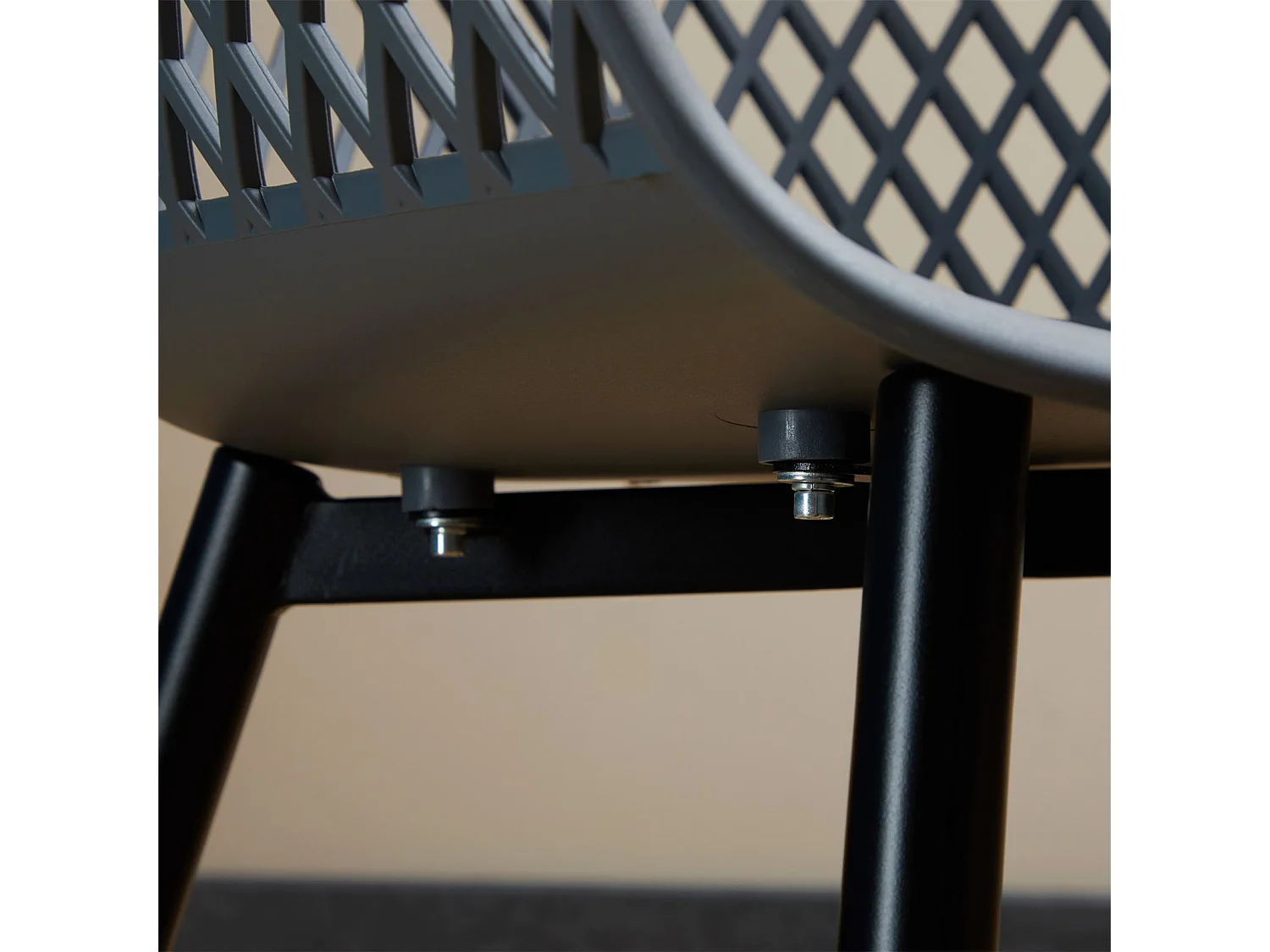 Lot de 4 chaises de salle à manger ou cuisine MADEIRA en plastique gris anthracite