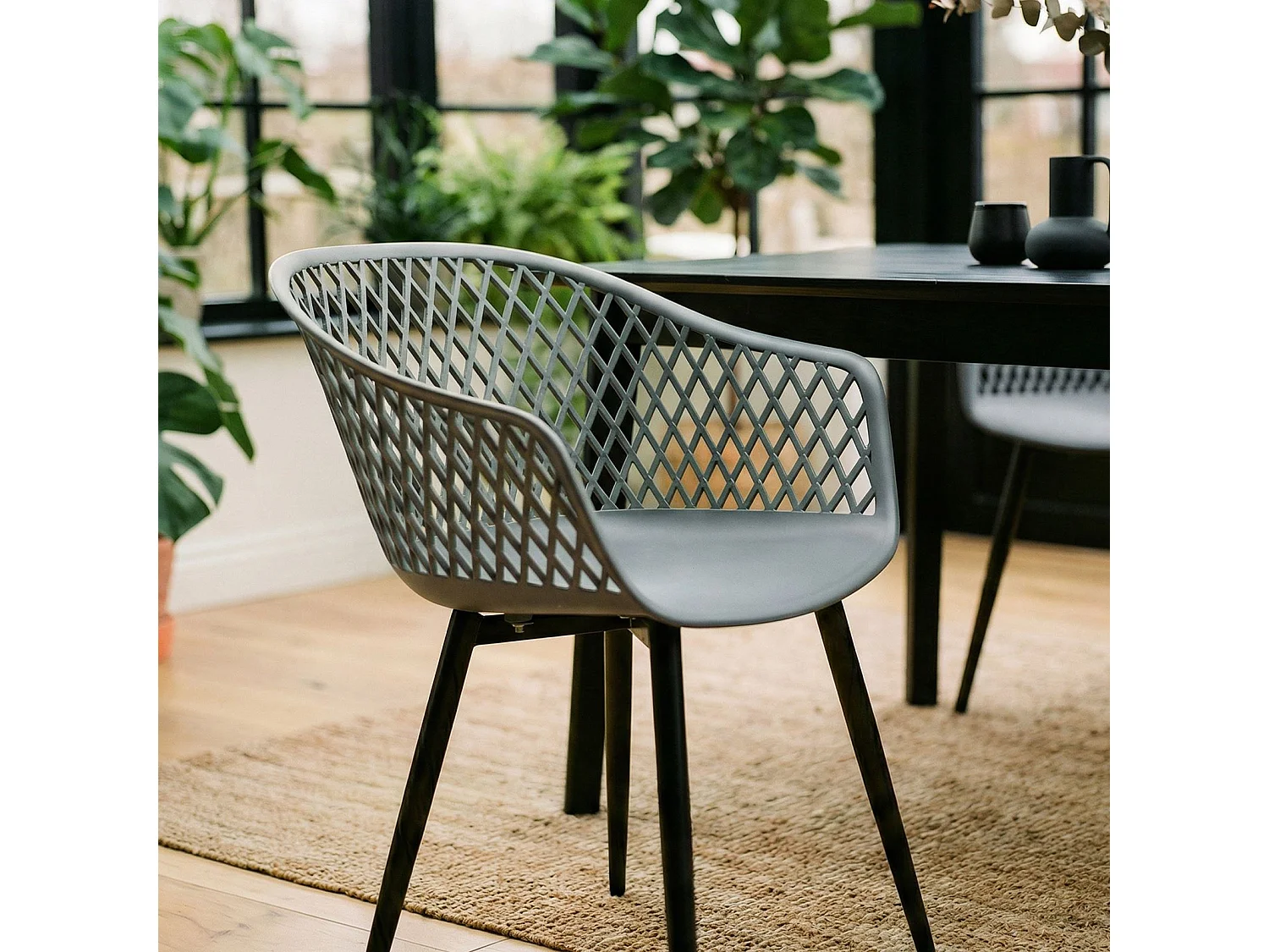 Lot de 4 chaises de salle à manger ou cuisine MADEIRA en plastique gris anthracite