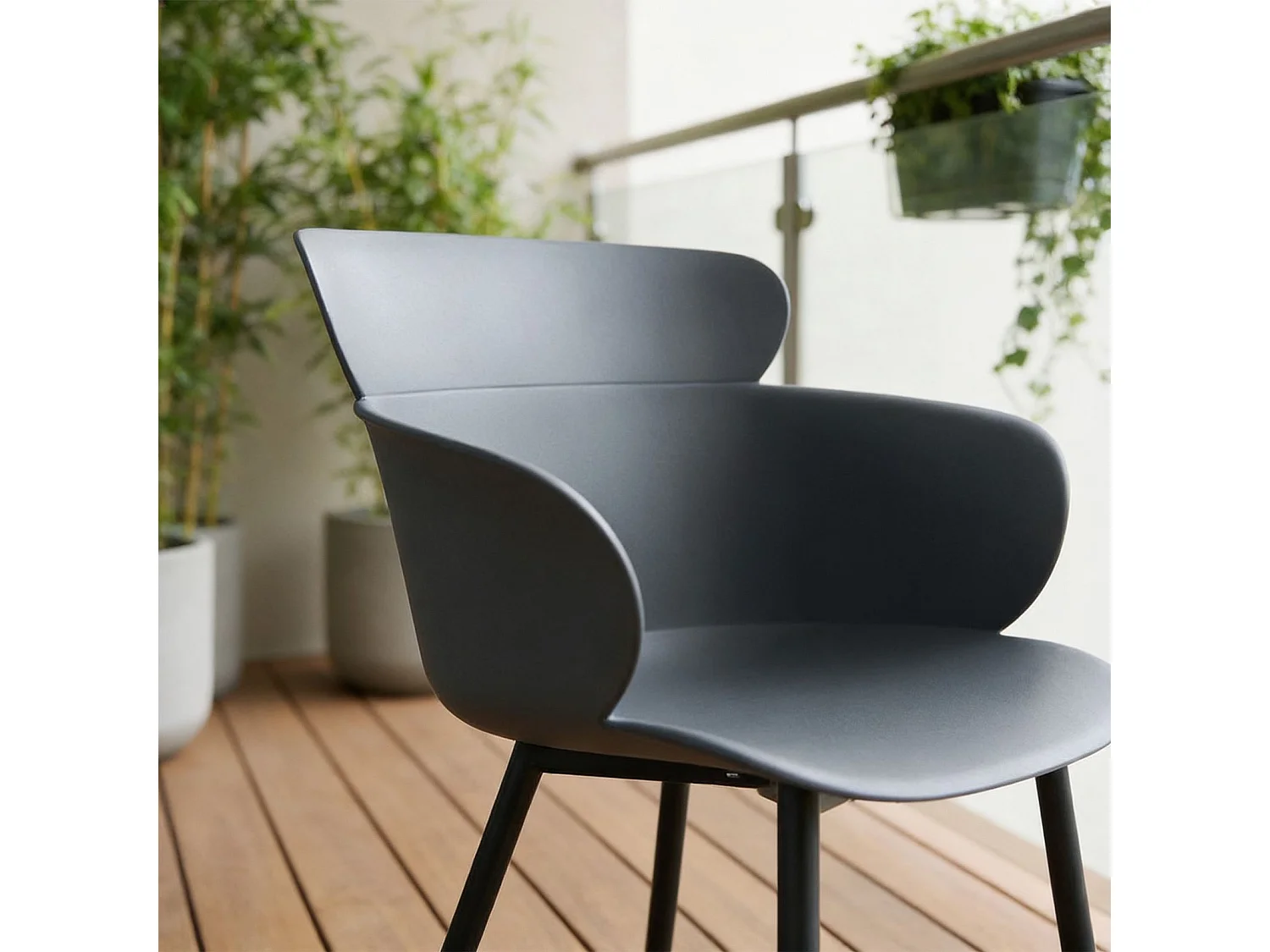 Lot de 4 chaises CATCH salle à manger ou cuisine design retro avec larges accoudoirs, coque en plastique gris et 4 pieds métal