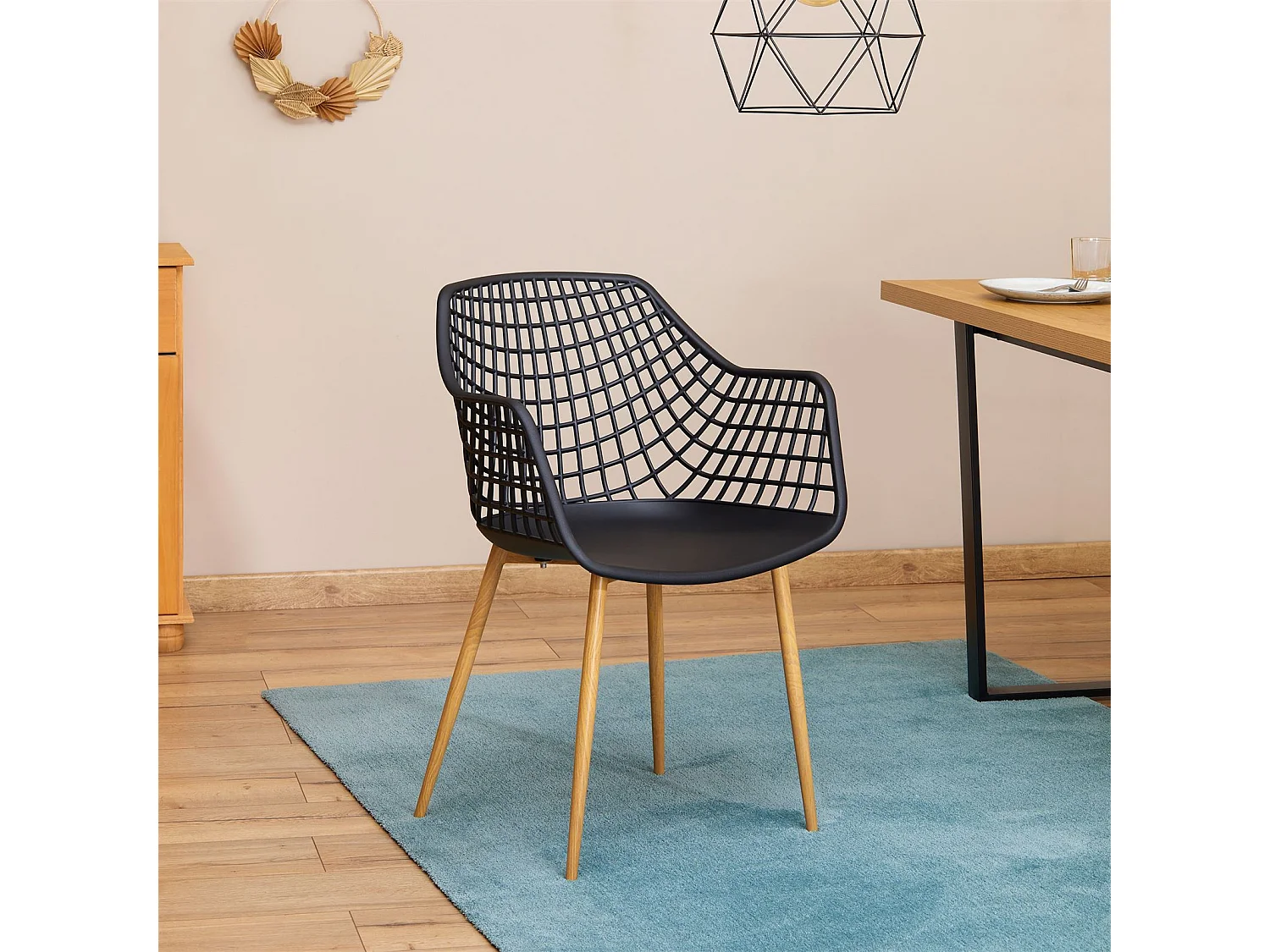 Lot de 4 chaises LUCIA pour salle à mange design retro avec accoudoirs, coque en plastique noir et pieds en métal décor chêne