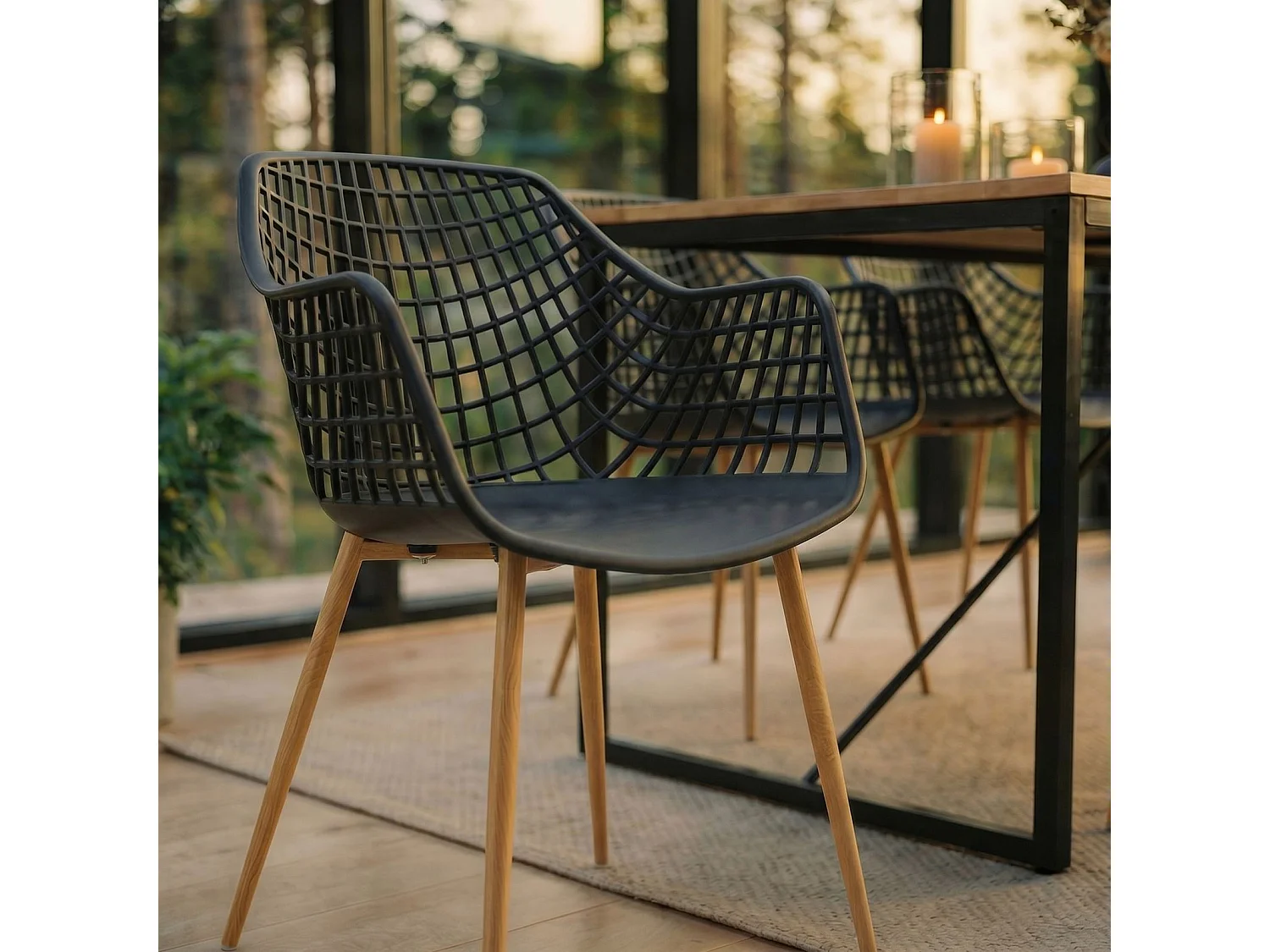 Lot de 4 chaises LUCIA pour salle à mange design retro avec accoudoirs, coque en plastique noir et pieds en métal décor chêne