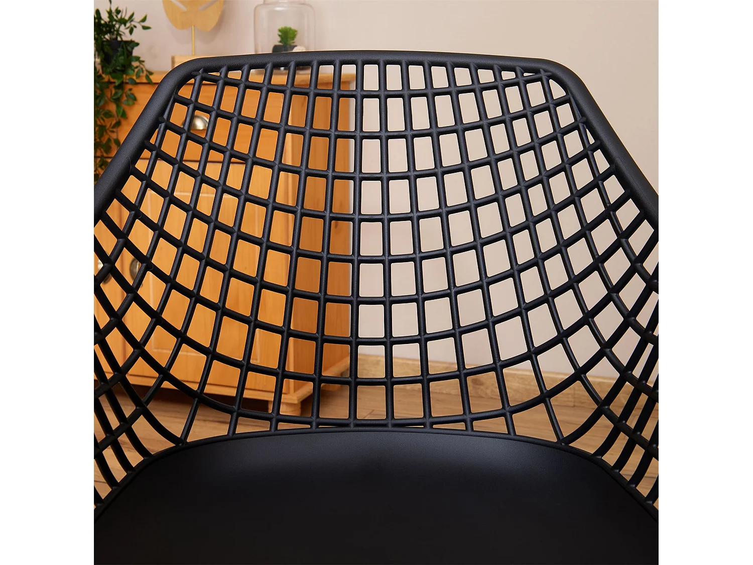 Lot de 4 chaises LUCIA pour salle à mange design retro avec accoudoirs, coque en plastique noir et pieds en métal décor chêne
