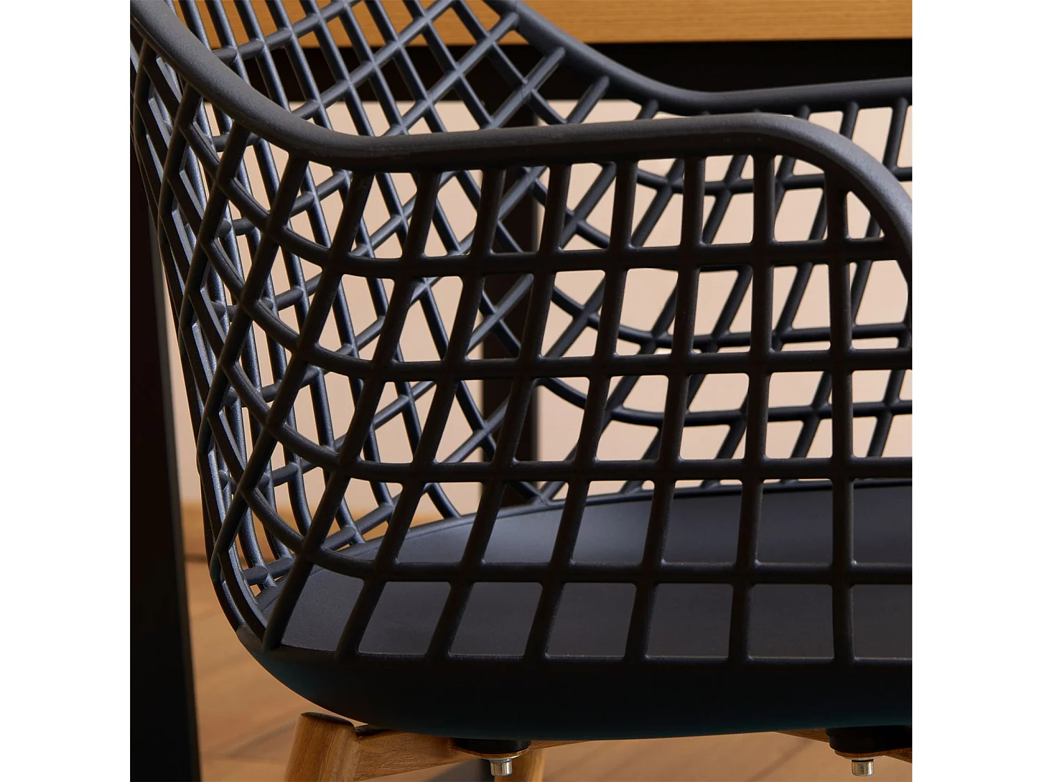 Lot de 4 chaises LUCIA pour salle à mange design retro avec accoudoirs, coque en plastique noir et pieds en métal décor chêne