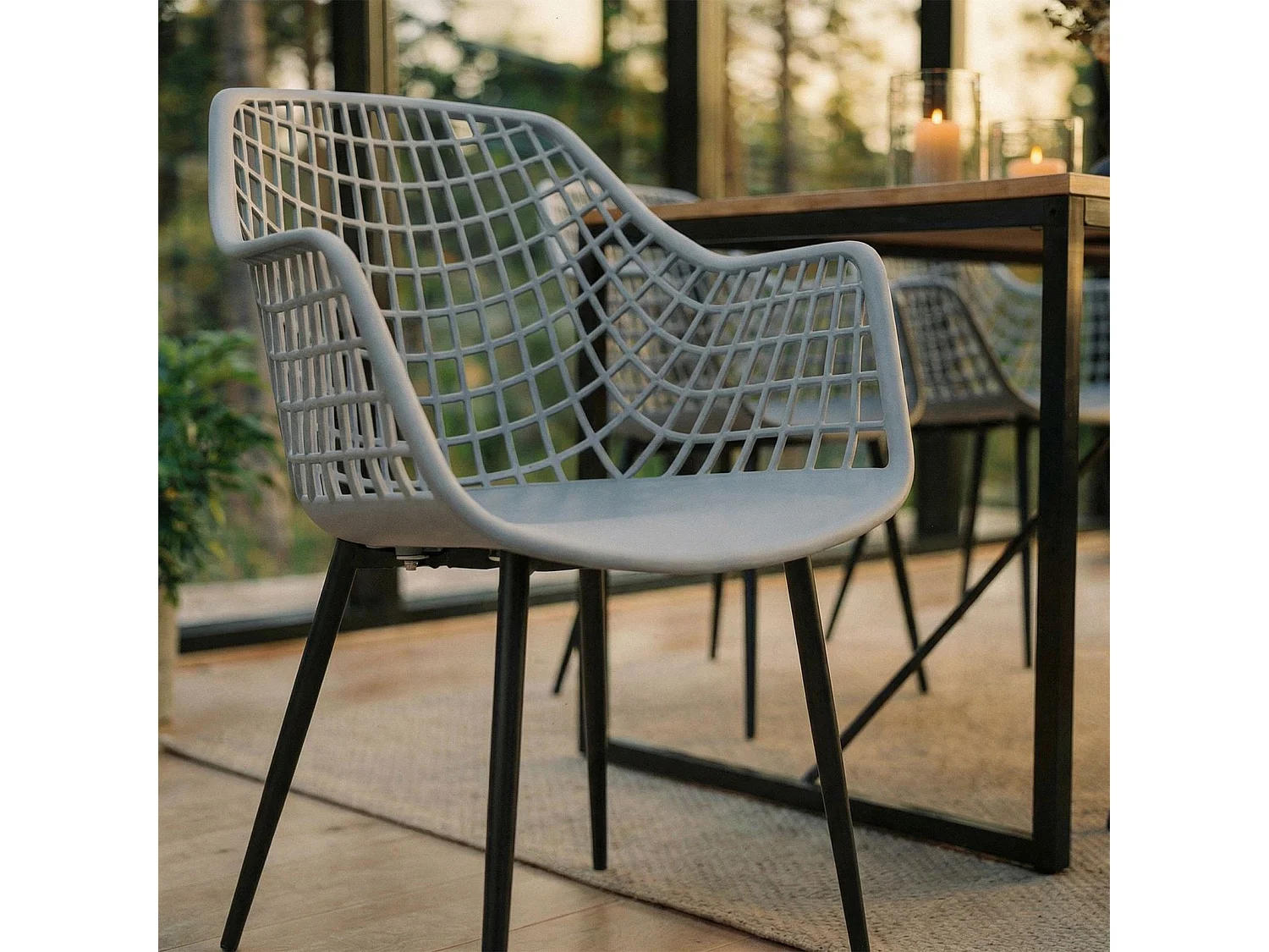 Lot de 4 chaises LUCIA pour salle à manger ou cuisine au design retro avec accoudoirs, coque en plastique gris clair