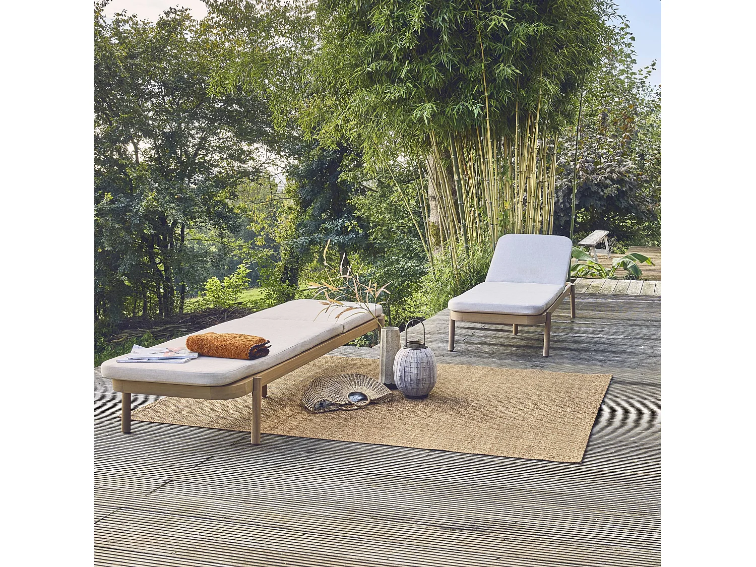 Lot de 2 bains de soleil PUNTA CANA en bois d'acacia. inclinable. déhoussable. coussin beige en polyester