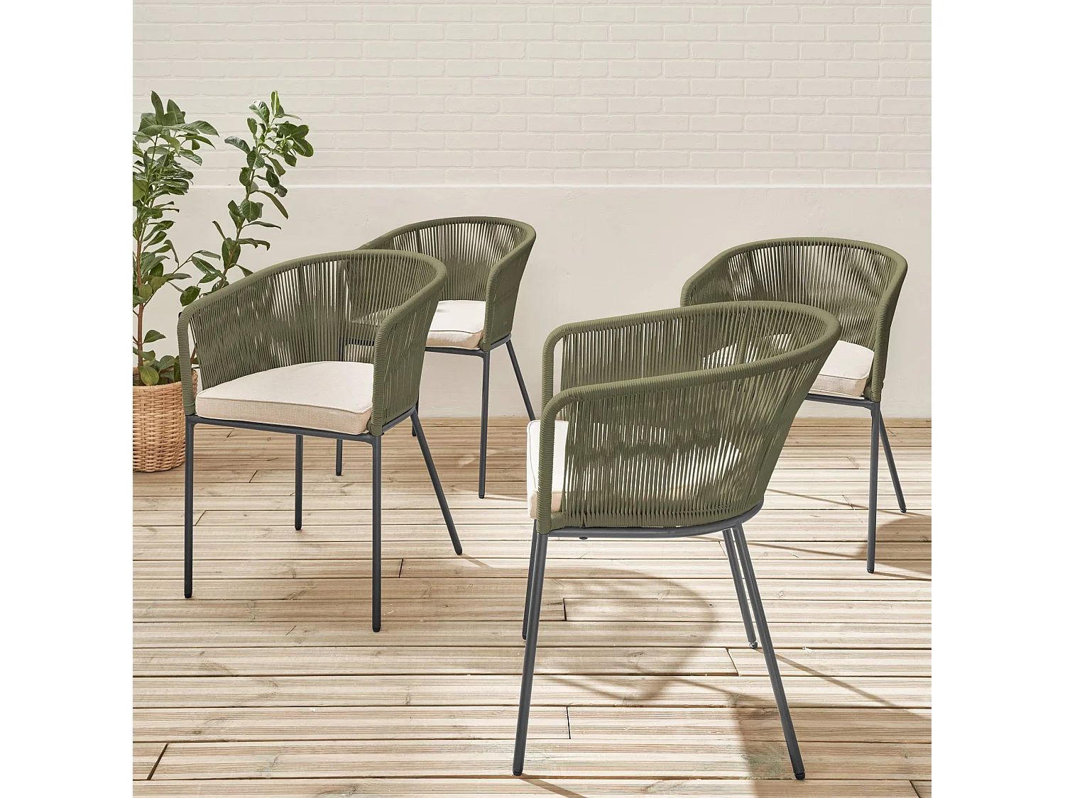 Lot de 4 fauteuils de jardin en corde kaki et acier galvanisé. coussins beige