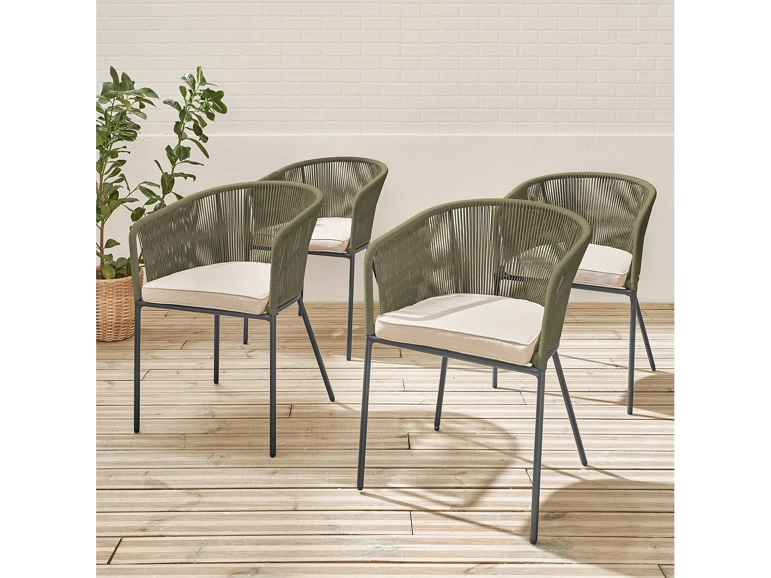 Lot de 4 fauteuils de jardin en corde kaki et acier galvanisé. coussins beige