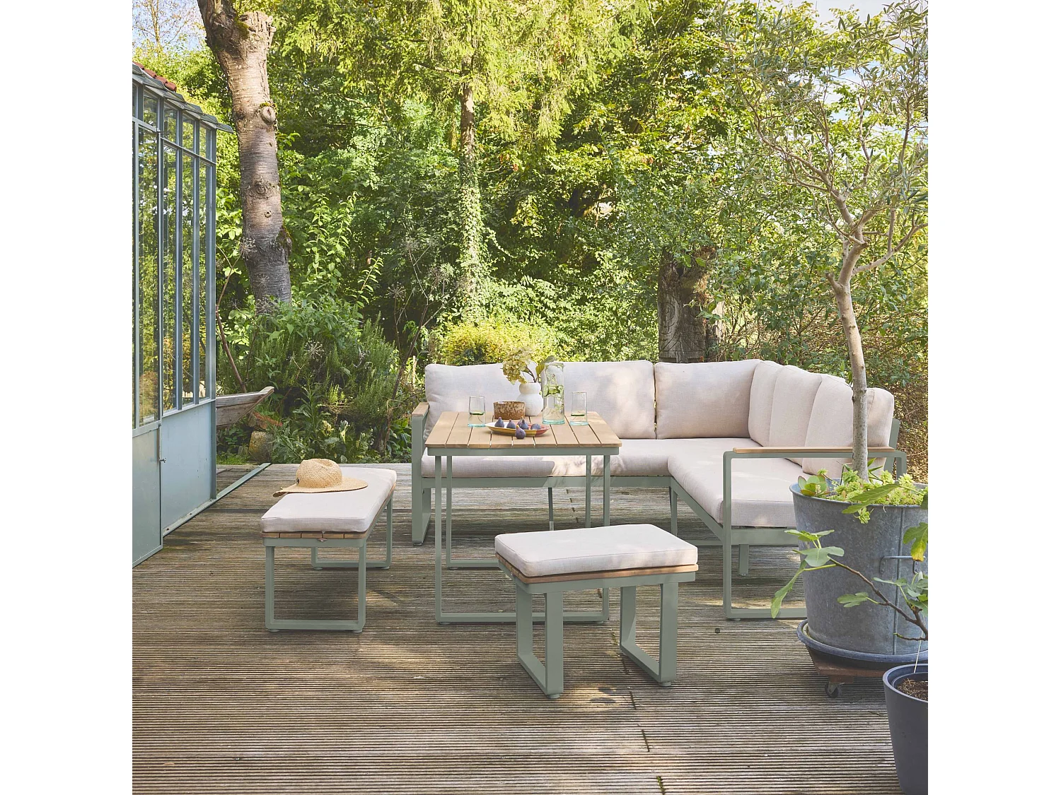 Salon de jardin PAMPAS 8 places en bois d'acacia et aluminium. coussins beiges en polyester. avec table rectangulaire