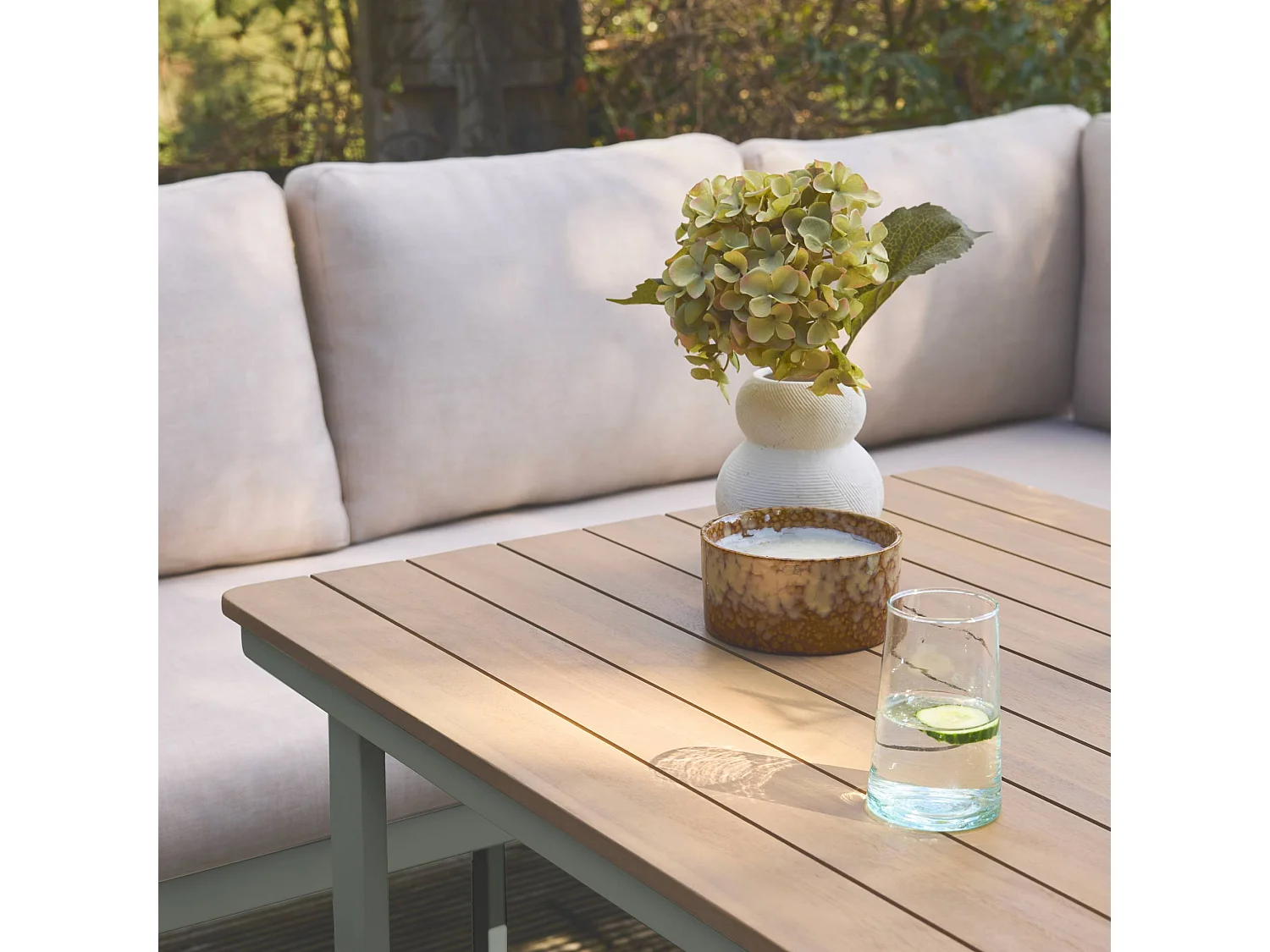 Salon de jardin PAMPAS 8 places en bois d'acacia et aluminium. coussins beiges en polyester. avec table rectangulaire