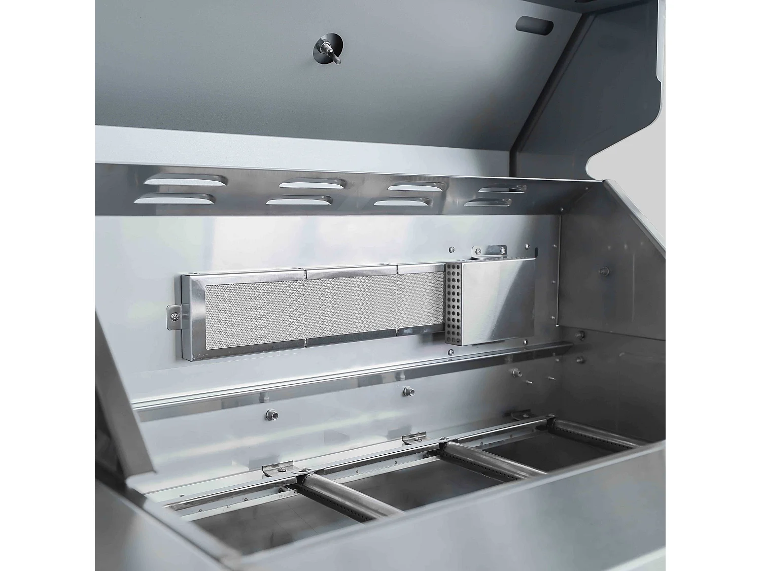 elementen buitenkeuken met zwarte barbecue