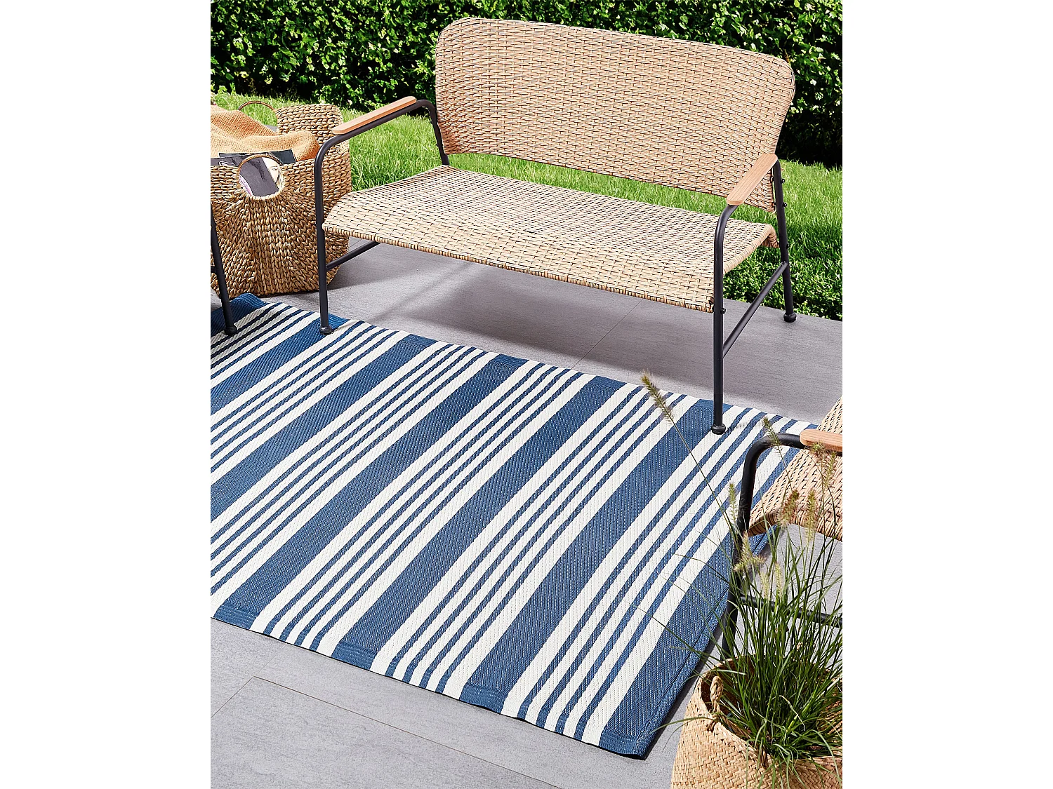 Tappeto da giardino blu scuro e bianco 120 x 180 cm ELURU