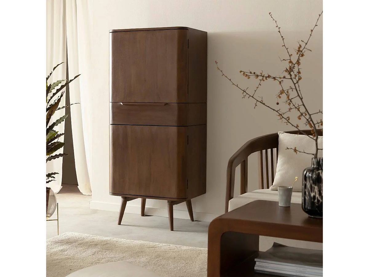 Armario de madera de mango oscuro Aléna con almacenamiento práctico y diseño contemporáneo