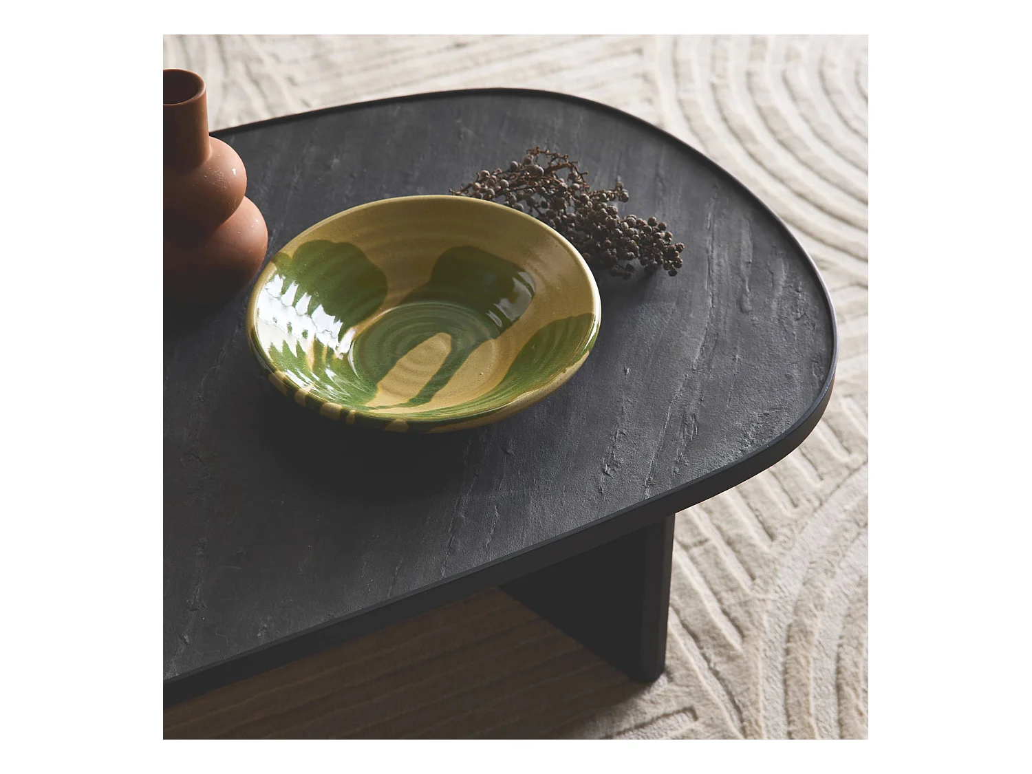 Tavolino basso ovale in legno di mango e impiallacciatura in pietra,