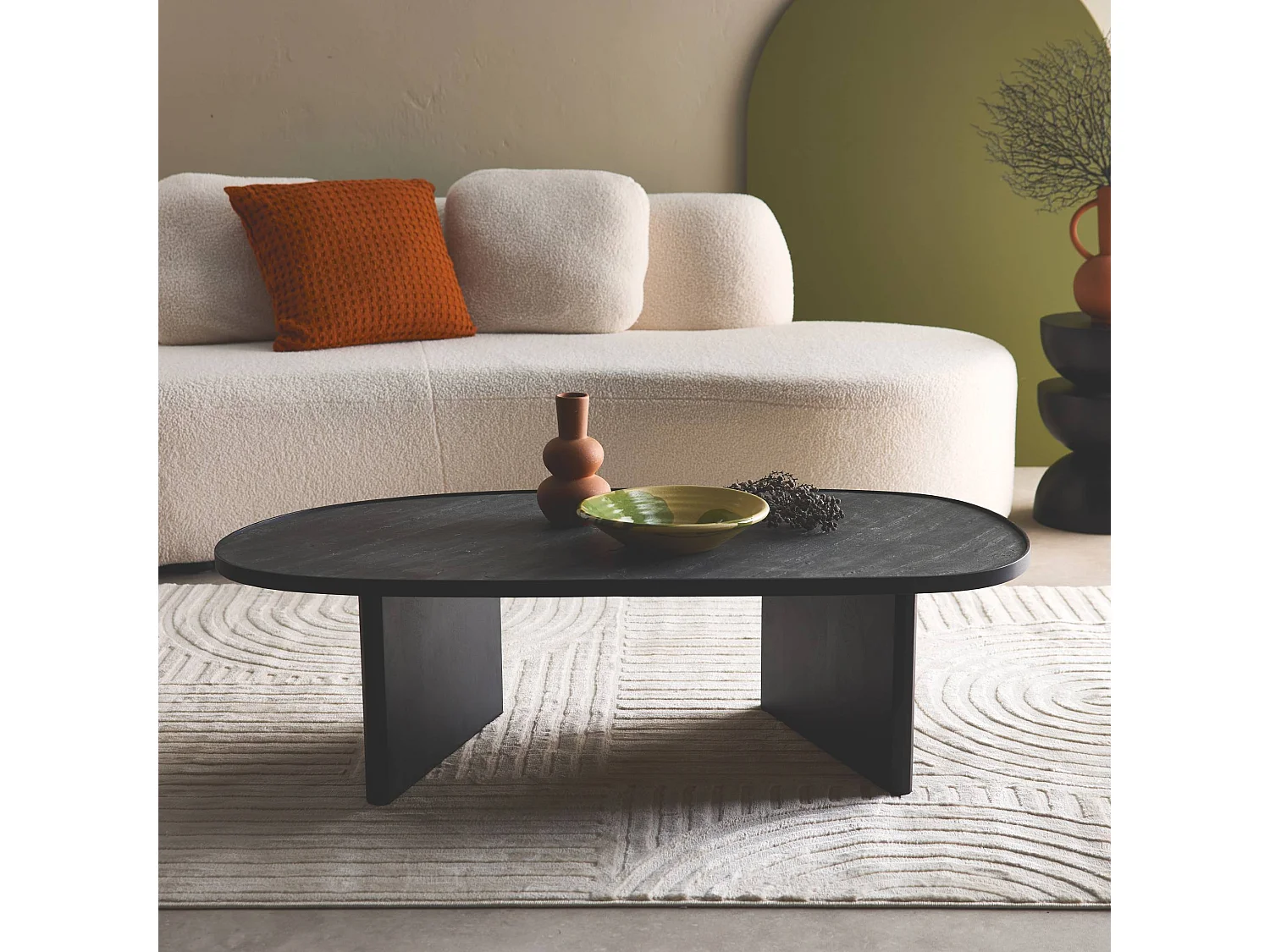 Tavolino basso ovale in legno di mango e impiallacciatura in pietra,