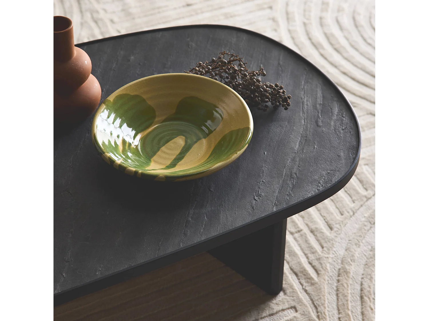 Tavolino basso ovale in legno di mango e impiallacciatura in pietra,