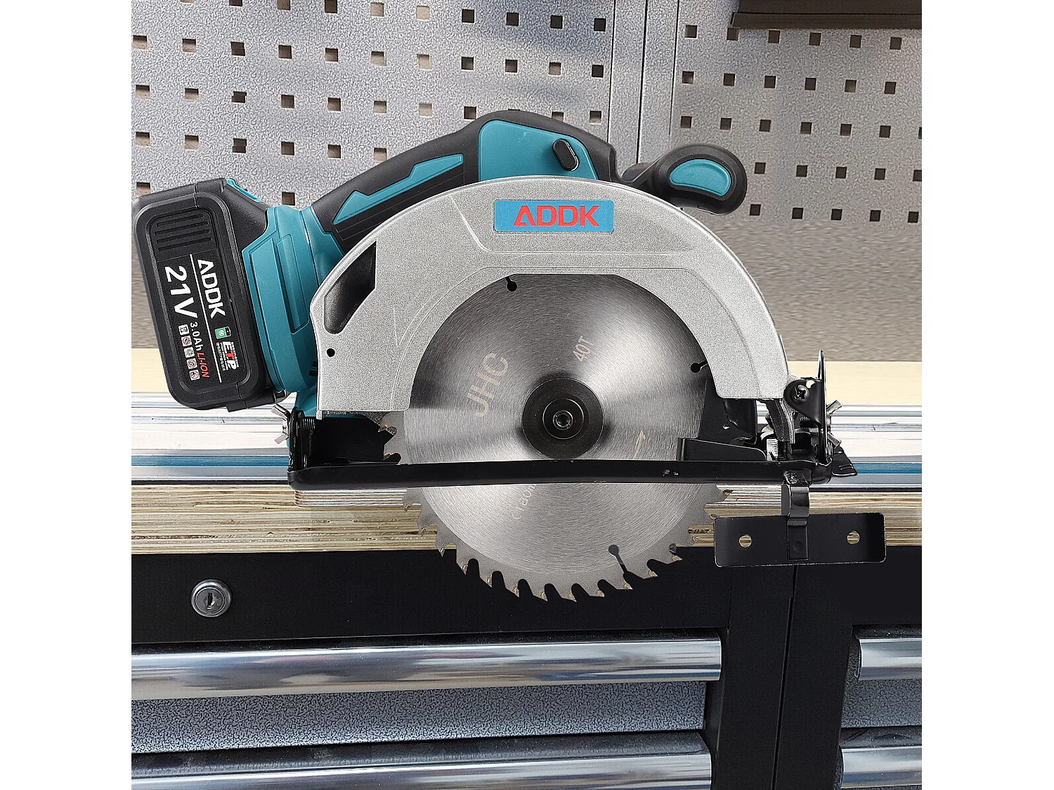 21V snoerloze cirkelzaag, borstelloze motor, 1 x 3,0Ah-1 accu, 1 oplader, 1 stuks zaagbladen, diameter 180 mm, zaagdiepte 56 mm + verstelbare kantelhoek 0-45°