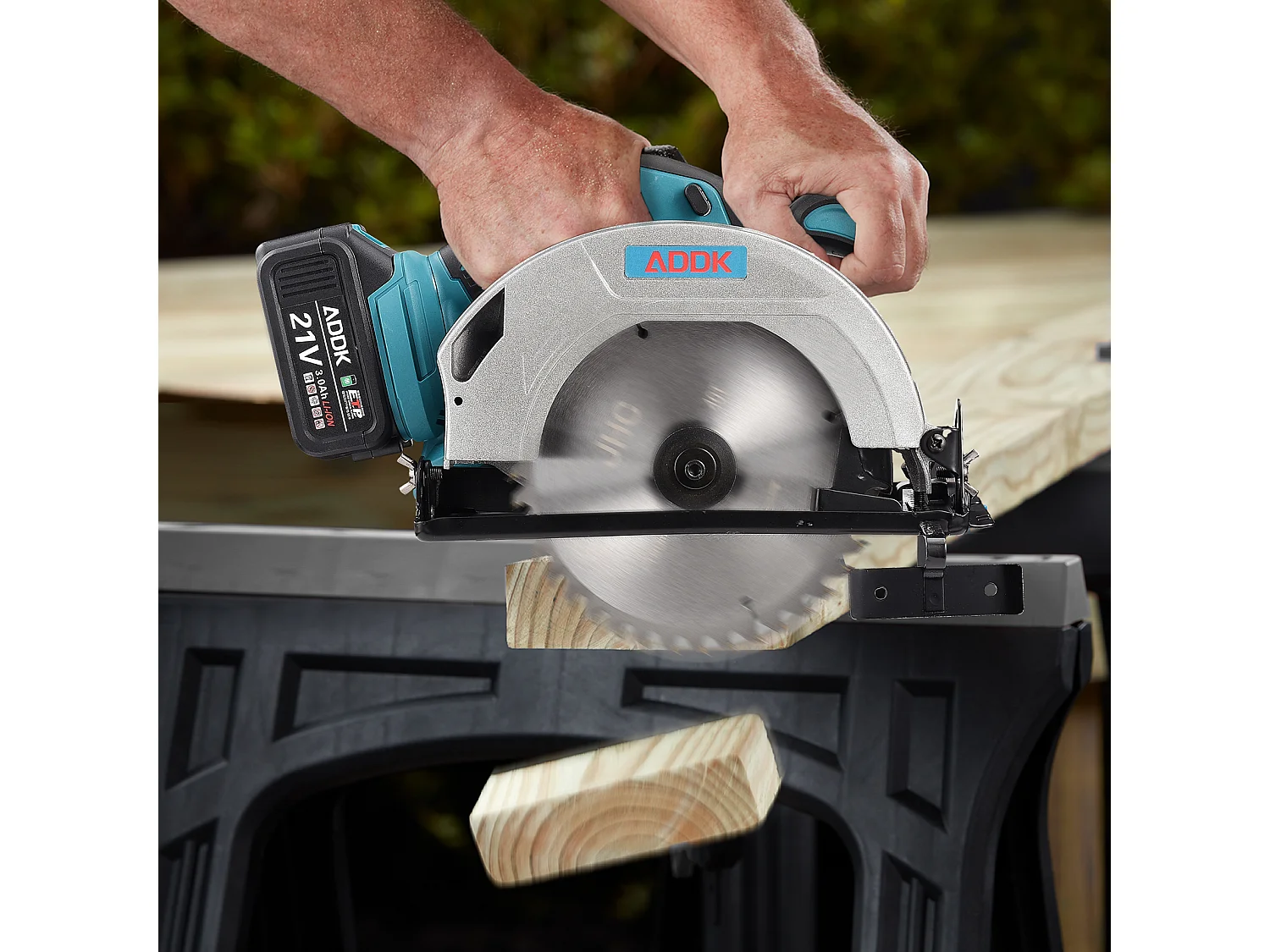 21V snoerloze cirkelzaag, borstelloze motor, 1 x 3,0Ah-1 accu, 1 oplader, 1 stuks zaagbladen, diameter 180 mm, zaagdiepte 56 mm + verstelbare kantelhoek 0-45°