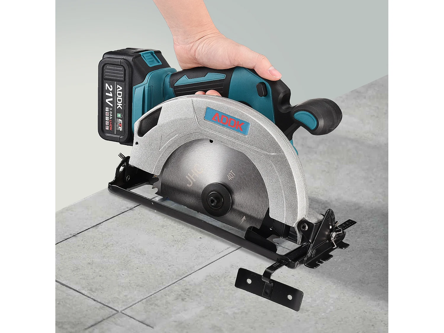 21V snoerloze cirkelzaag, borstelloze motor, 1 x 3,0Ah-1 accu, 1 oplader, 1 stuks zaagbladen, diameter 180 mm, zaagdiepte 56 mm + verstelbare kantelhoek 0-45°