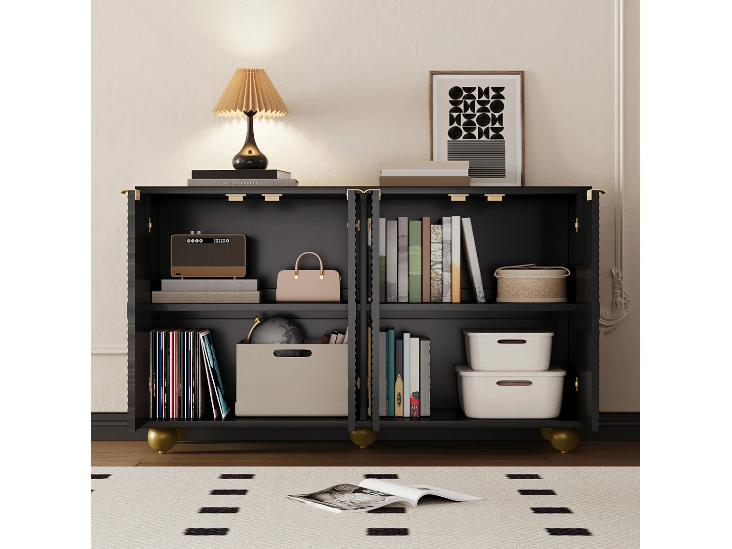 Credenza a quattro ante con ripiani interni regolabili, maniglie in metallo e piedini a sfera, nera