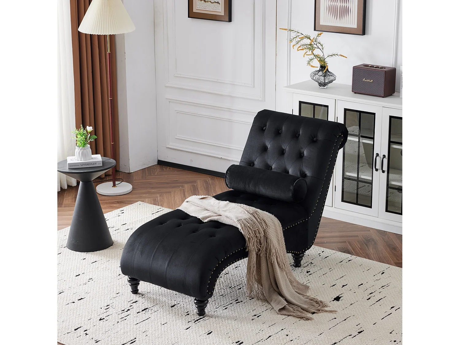 Relaxfauteuil, oppervlak voorzien van grippunten en zijkanten met koperen spijkers. Met lendenkussen - 140x87x63,5cm - Zwart