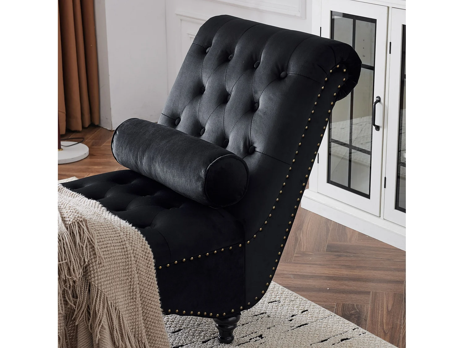 Relaxfauteuil, oppervlak voorzien van grippunten en zijkanten met koperen spijkers. Met lendenkussen - 140x87x63,5cm - Zwart