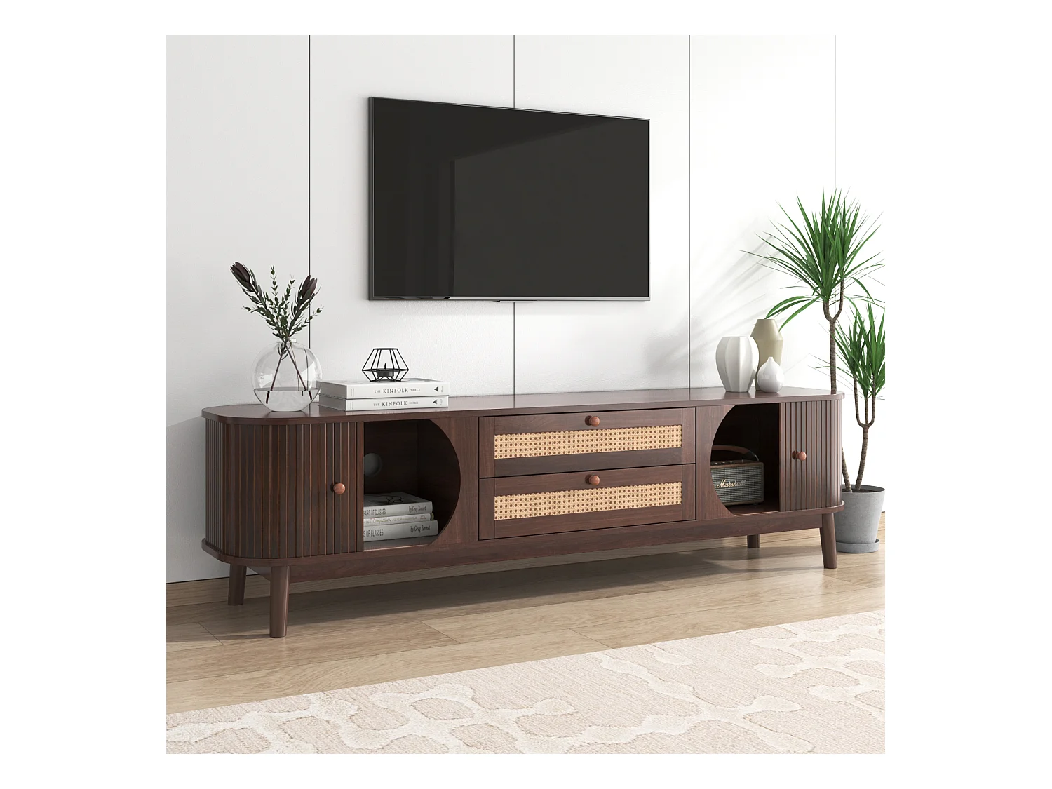 Mueble de TV en mezcla de madera natural con puertas y cajones. Mueble de TV con laterales de ratán. Solución de almacenaje de estilo rústico natural.