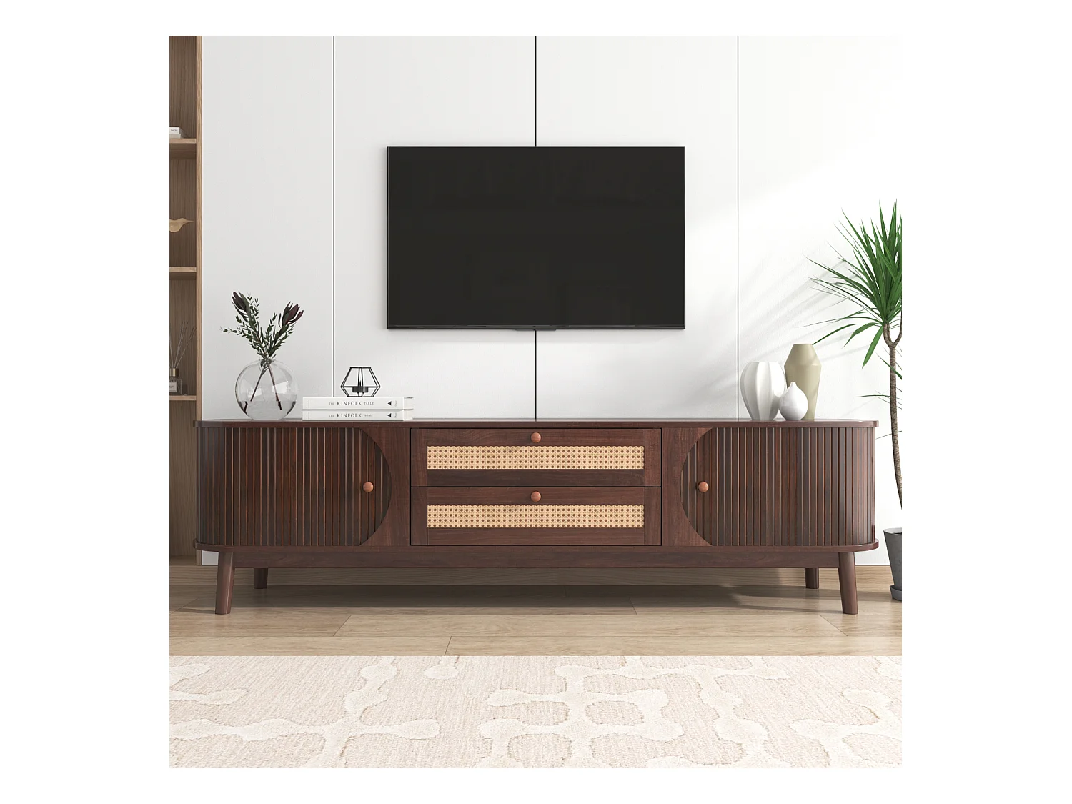 Meuble TV - Meuble TV en mélange de bois naturel avec portes et tiroirs. Meuble TV avec côtés en rotin. Solution de rangement au style campagnard naturel.