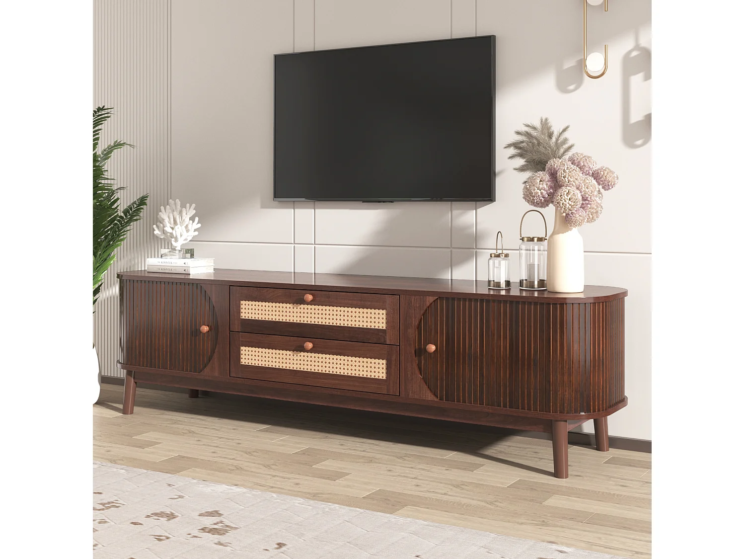 Meuble TV - Meuble TV en mélange de bois naturel avec portes et tiroirs. Meuble TV avec côtés en rotin. Solution de rangement au style campagnard naturel.