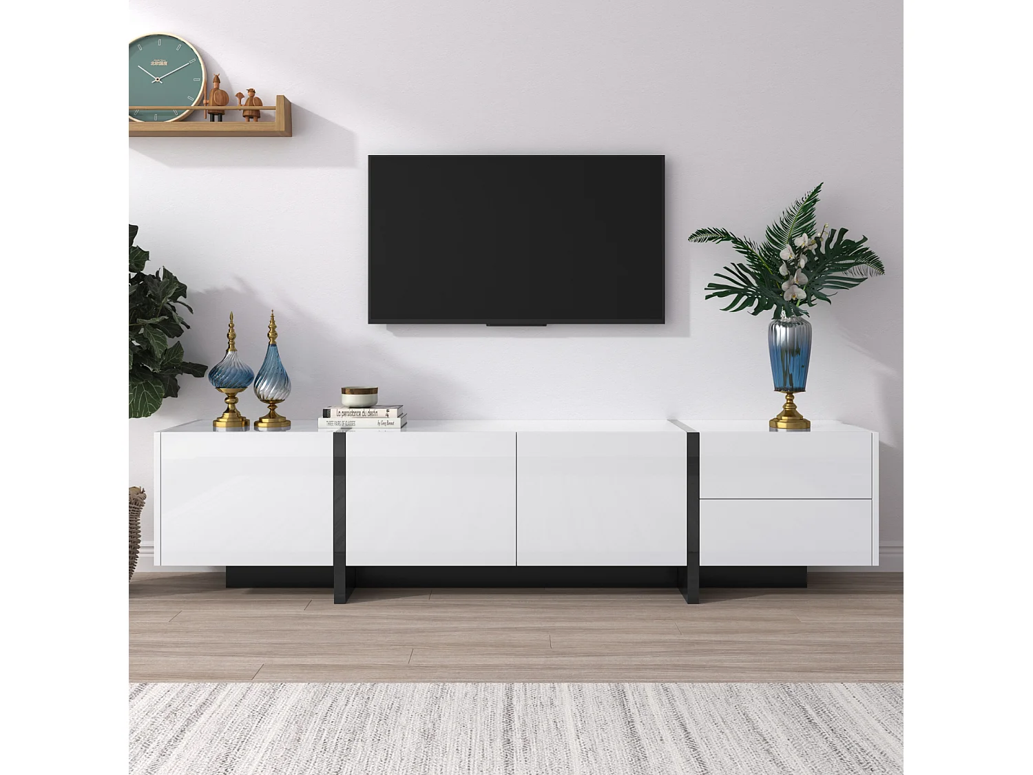 Meuble TV, panneau bas avec pieds color-block en blanc et noir brillant, avec portes et tiroirs, et portes avec étagères. Design simple et linéaire.