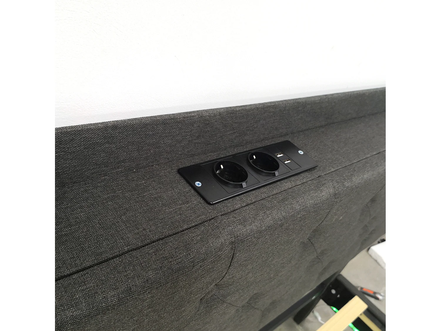 Letto matrimoniale sospeso a LED 160x200cm, in tessuto di lino, con rete a doghe e testiera con porta di ricarica USB, grigio