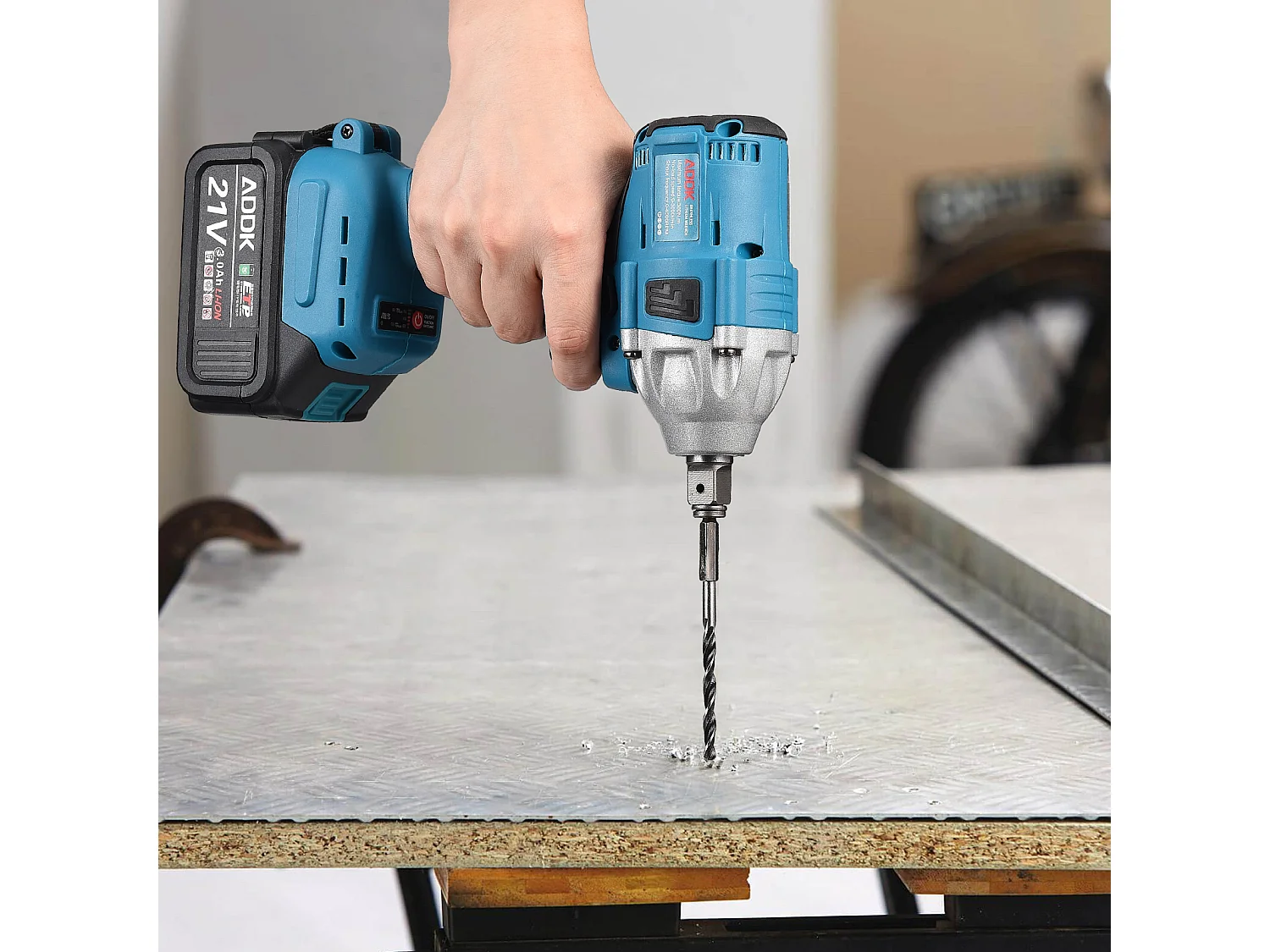 Llave de impacto, batería de 21 V y 3 Ah, sin escobillas, pernos para ruedas, caja de accesorios de 25 piezas (azul)