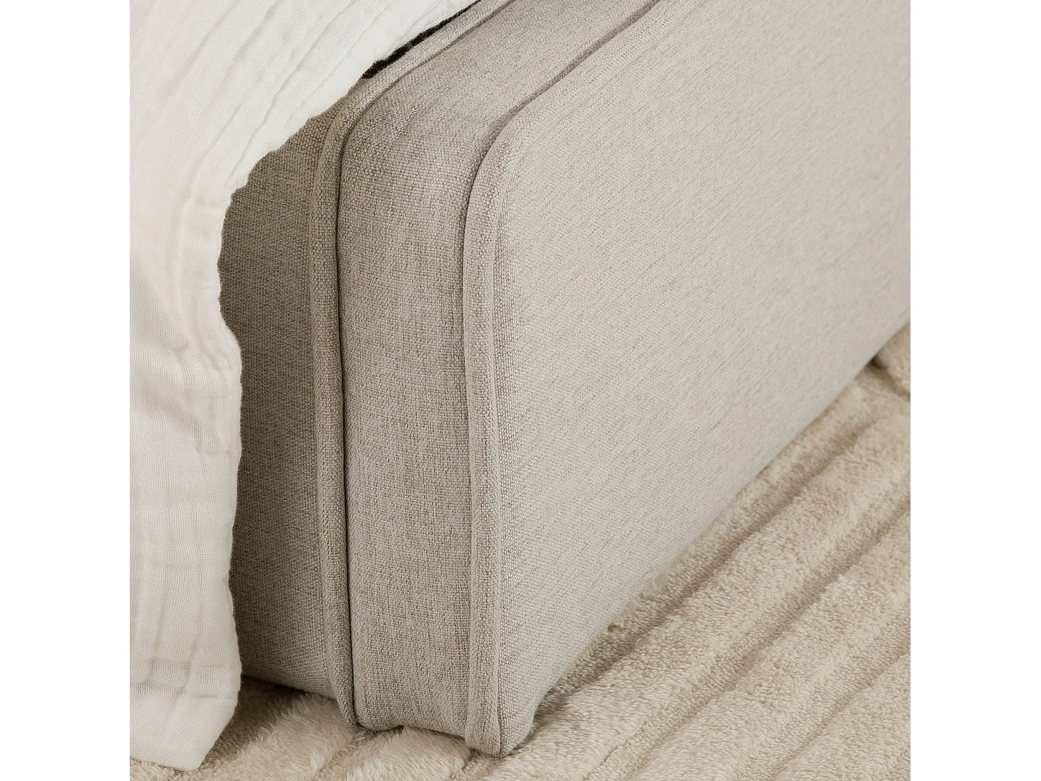 Lit simple BELARTI 90x190 cm, Revêtement en tissu, Lit style moderne pour 1 personne, Cadre de lit avec sommier inclus, Gris clair